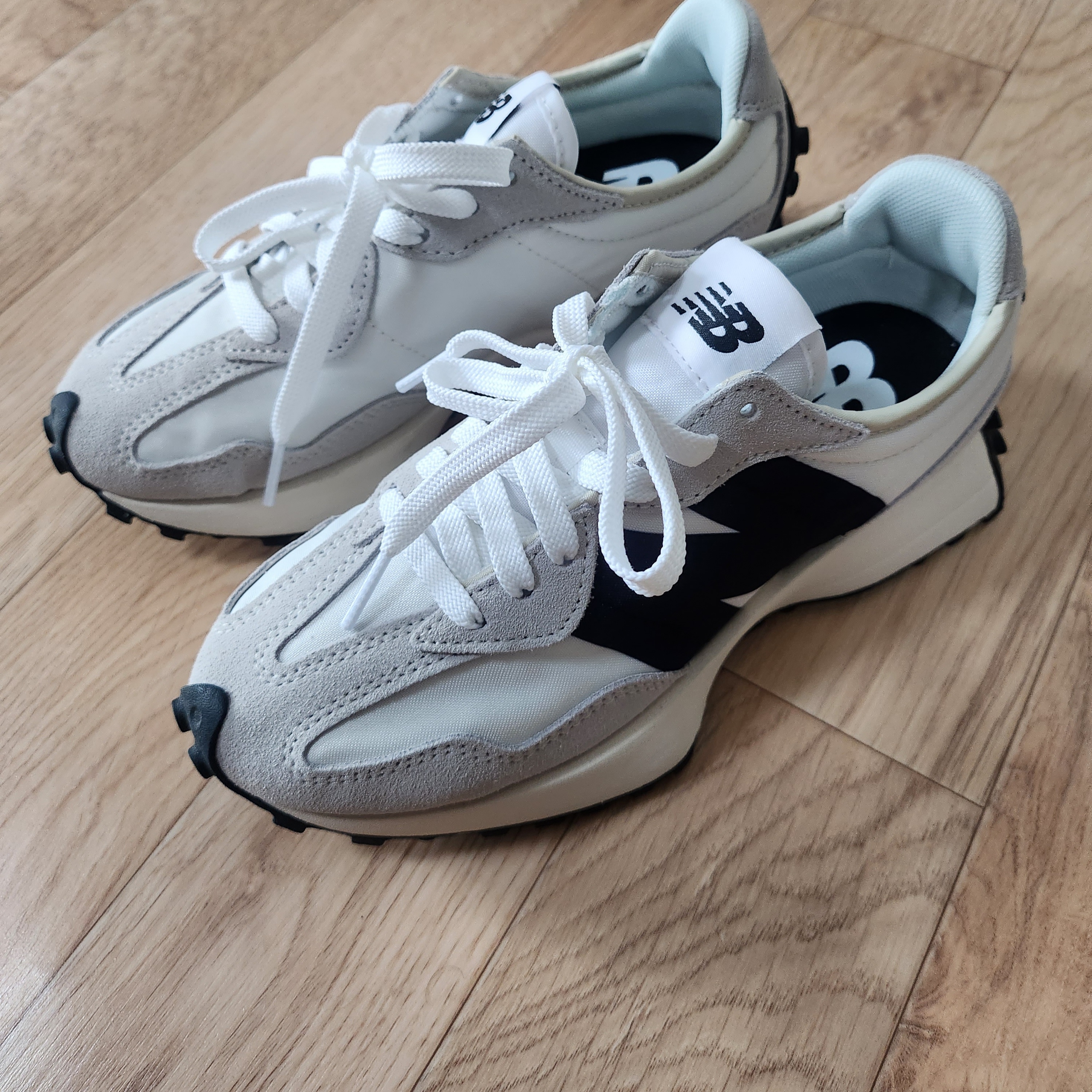 New Balance 327 White Black 착용 스타일