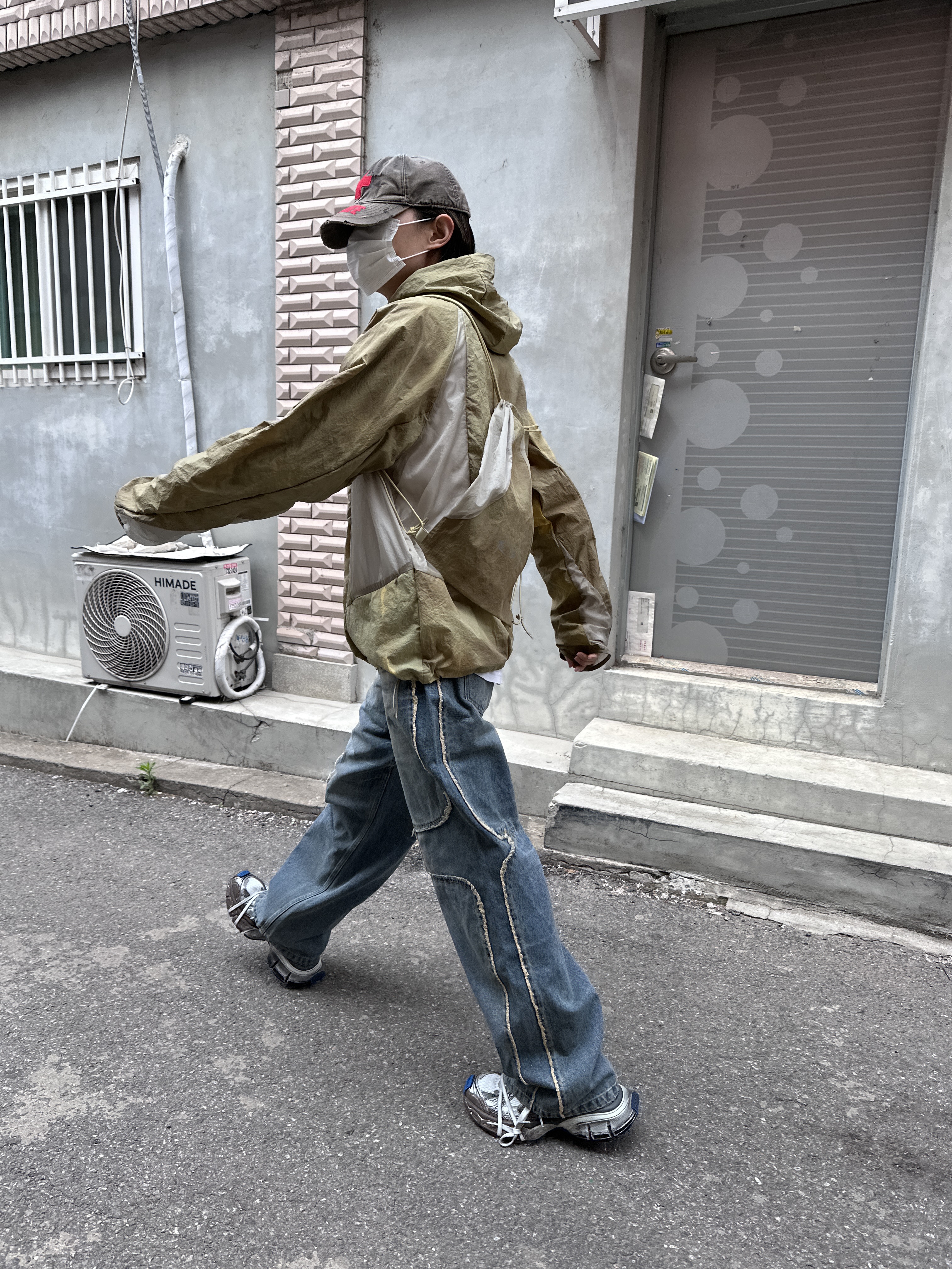 Balenciaga 3XL Sneakers Worn Out Grey White Blue, Project G/R Red Cross Donate Cap Washed Brown 착용 스타일 - 4
