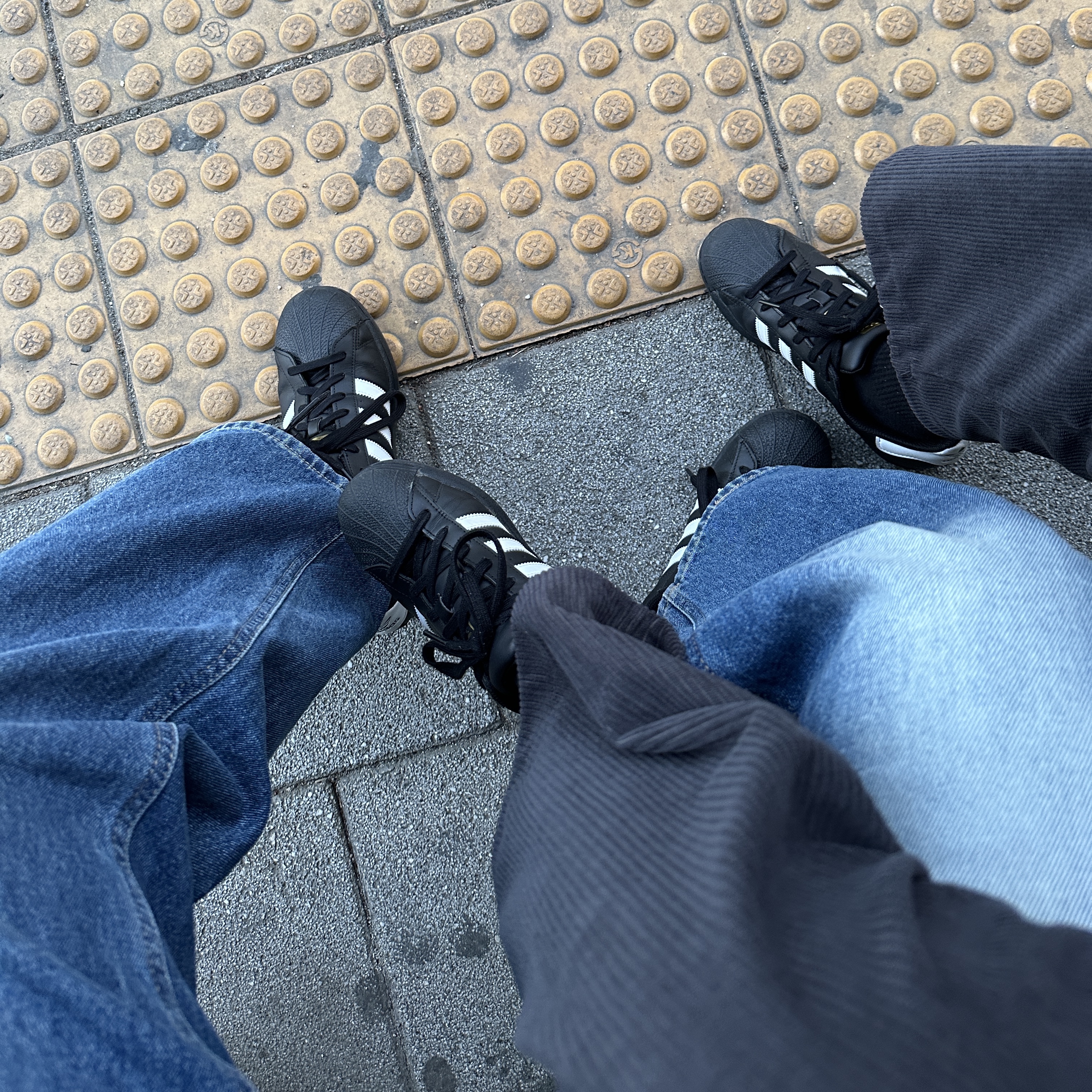 Adidas Superstar Core Black White 착용 스타일