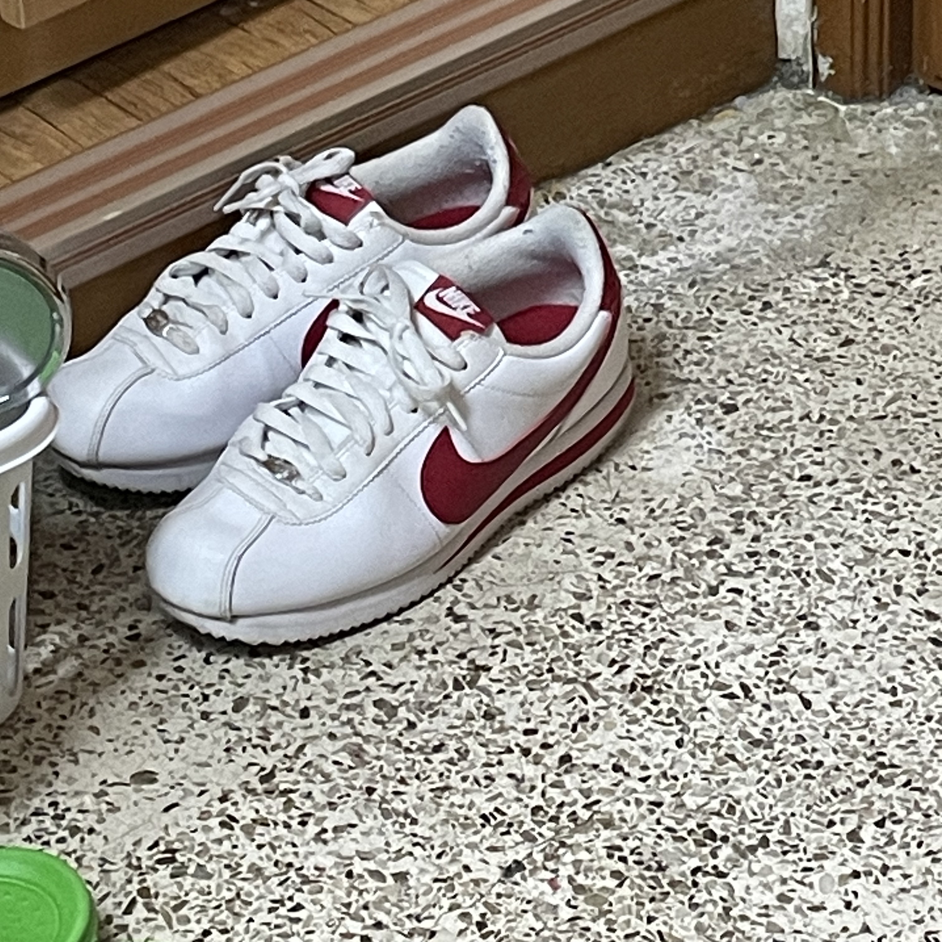 Nike Cortez Basic Leather White Gym Red 착용 스타일 - 2