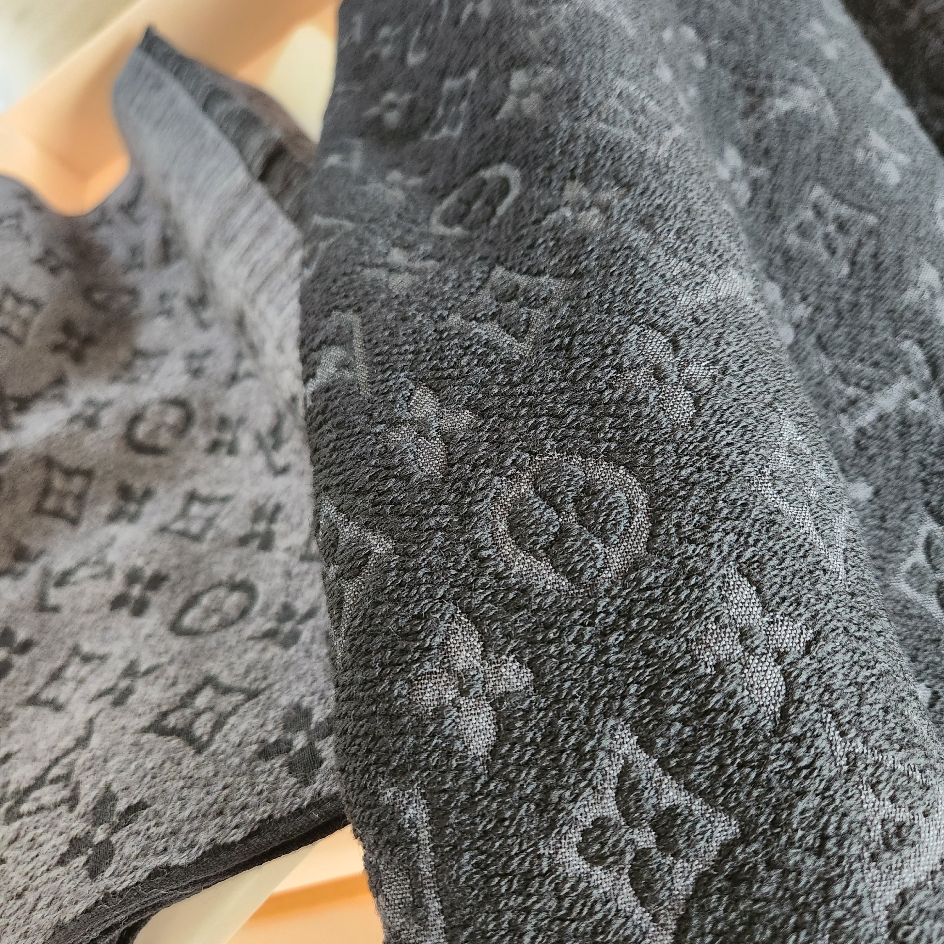 Louis Vuitton Monogram Classic Muffler Charcoal Grey 착용 스타일 - 4