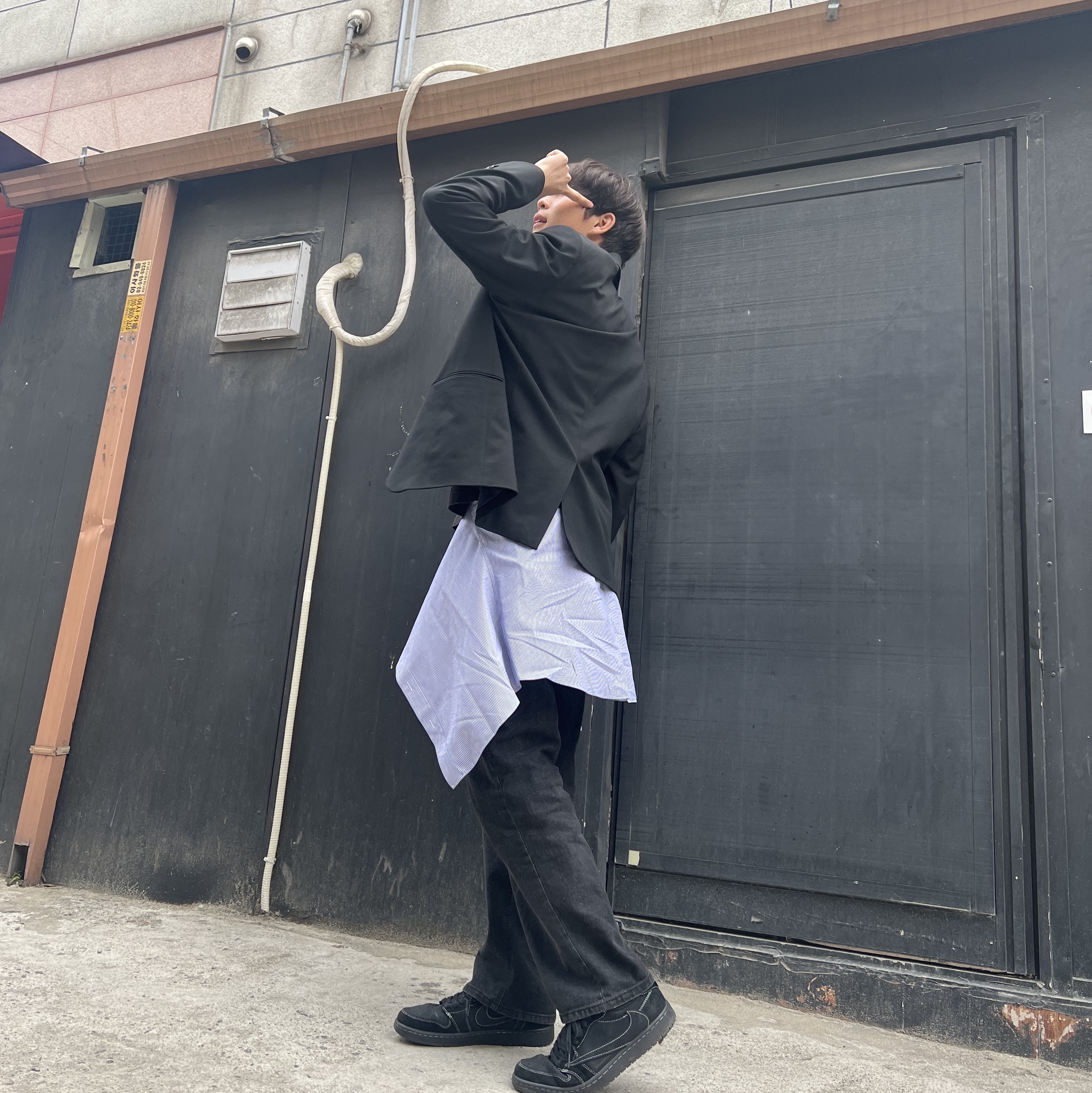Jordan 1 x Travis Scott Retro Low OG SP Black Phantom, Human Made Graphic L/S T-Shirt #2 Black 착용 스타일 - 2