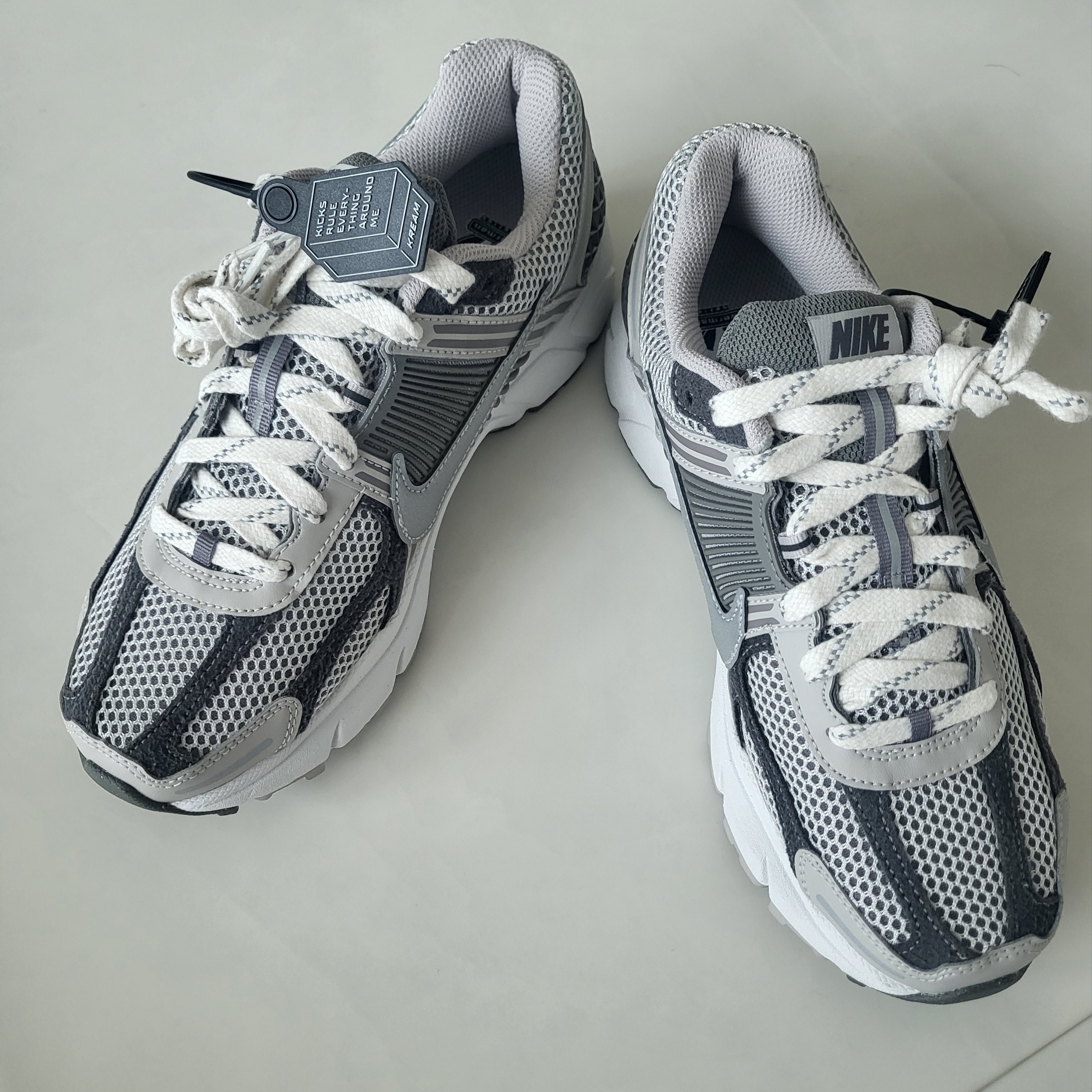 (W) Nike Zoom Vomero 5 Photon Dust and Metallic Silver 착용 스타일 - 5