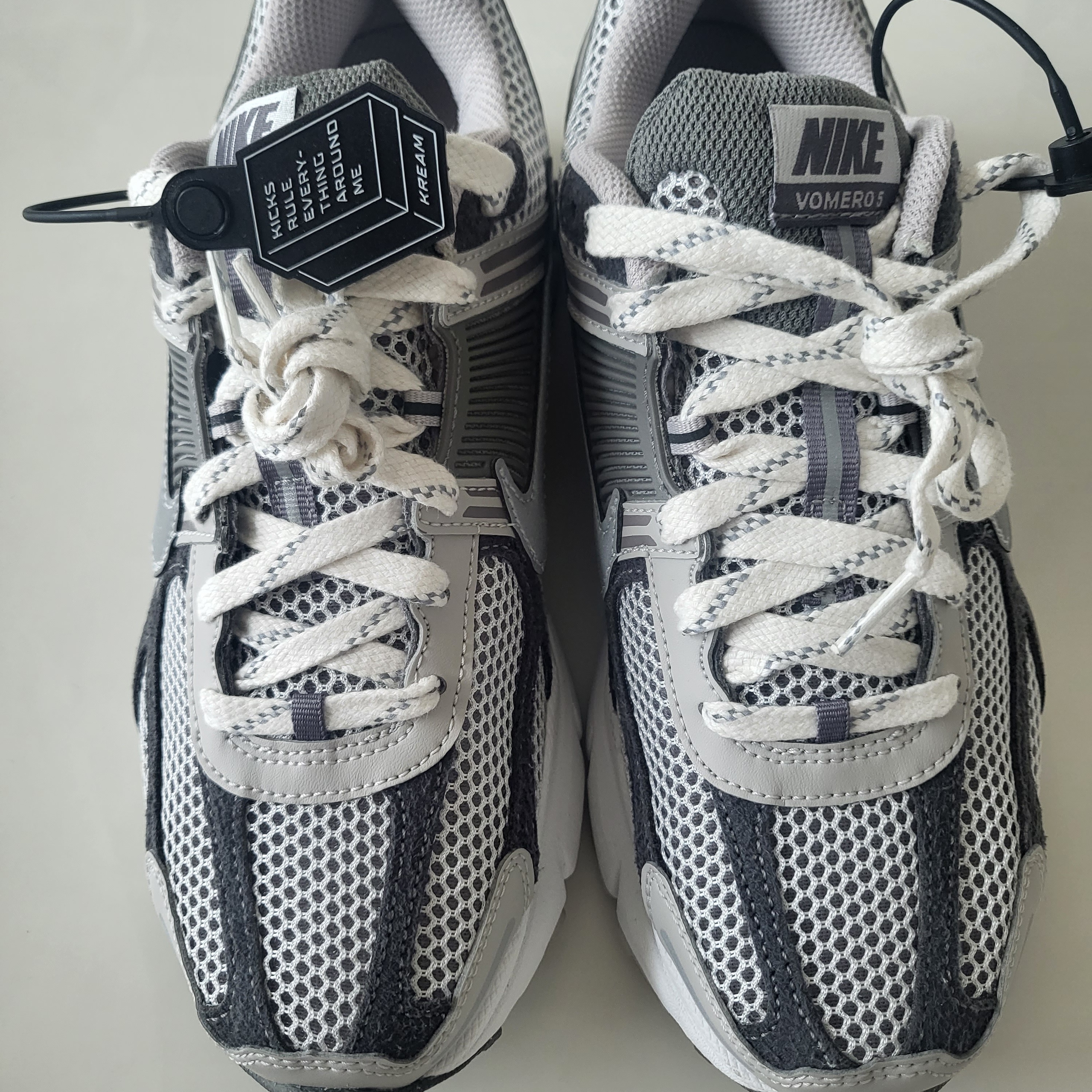 (W) Nike Zoom Vomero 5 Photon Dust and Metallic Silver 착용 스타일 - 4