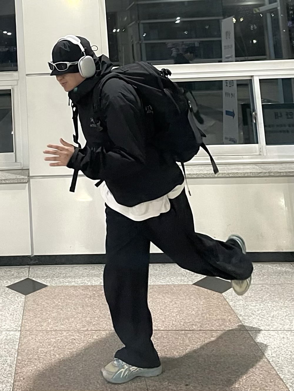 Apple AirPods Max Lightning Silver (Korean Ver.), Arc'teryx Beta Jacket Black 착용 스타일 - 1