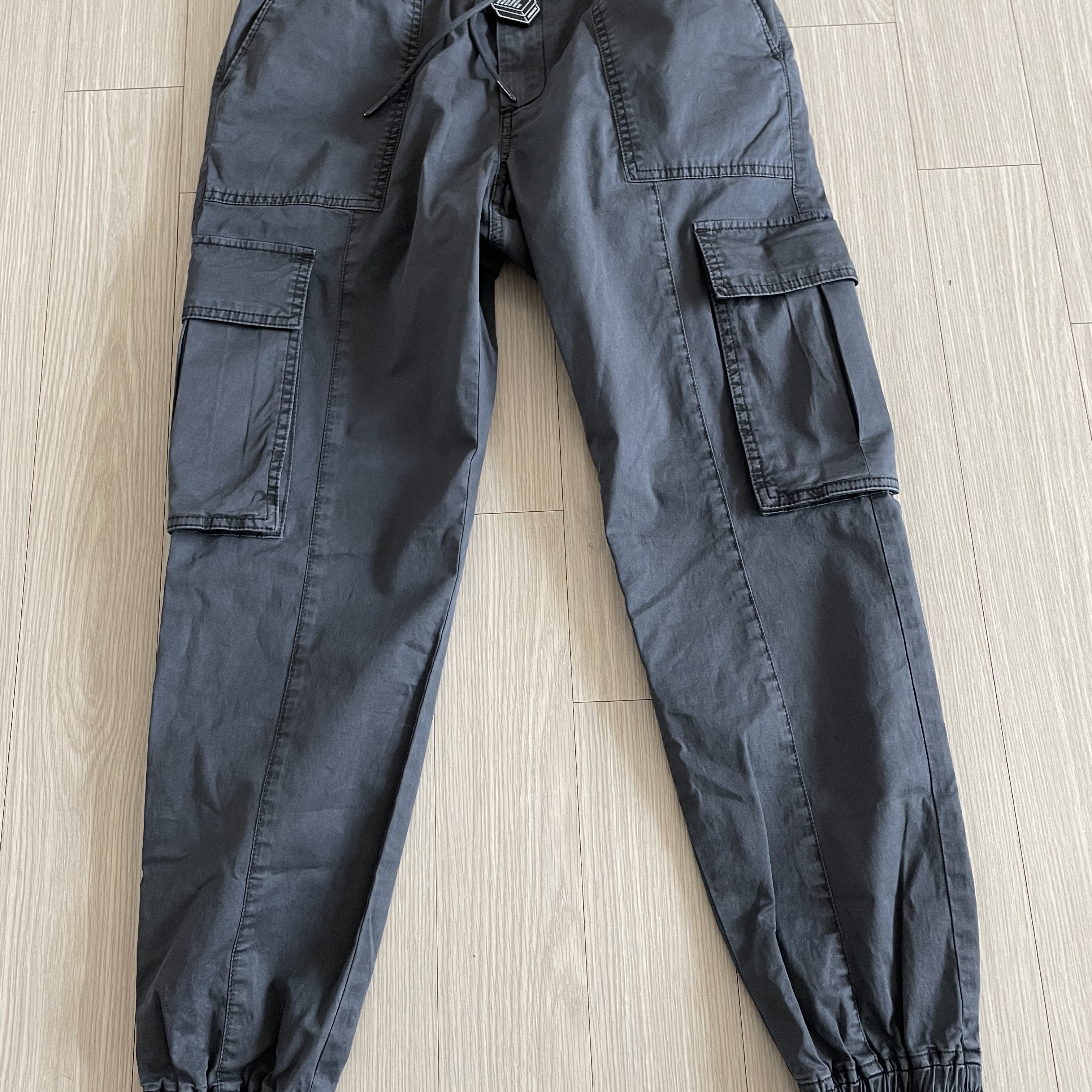 Juun.J Garment Dyed String Cargo Jogger Pants Grey 착용 스타일