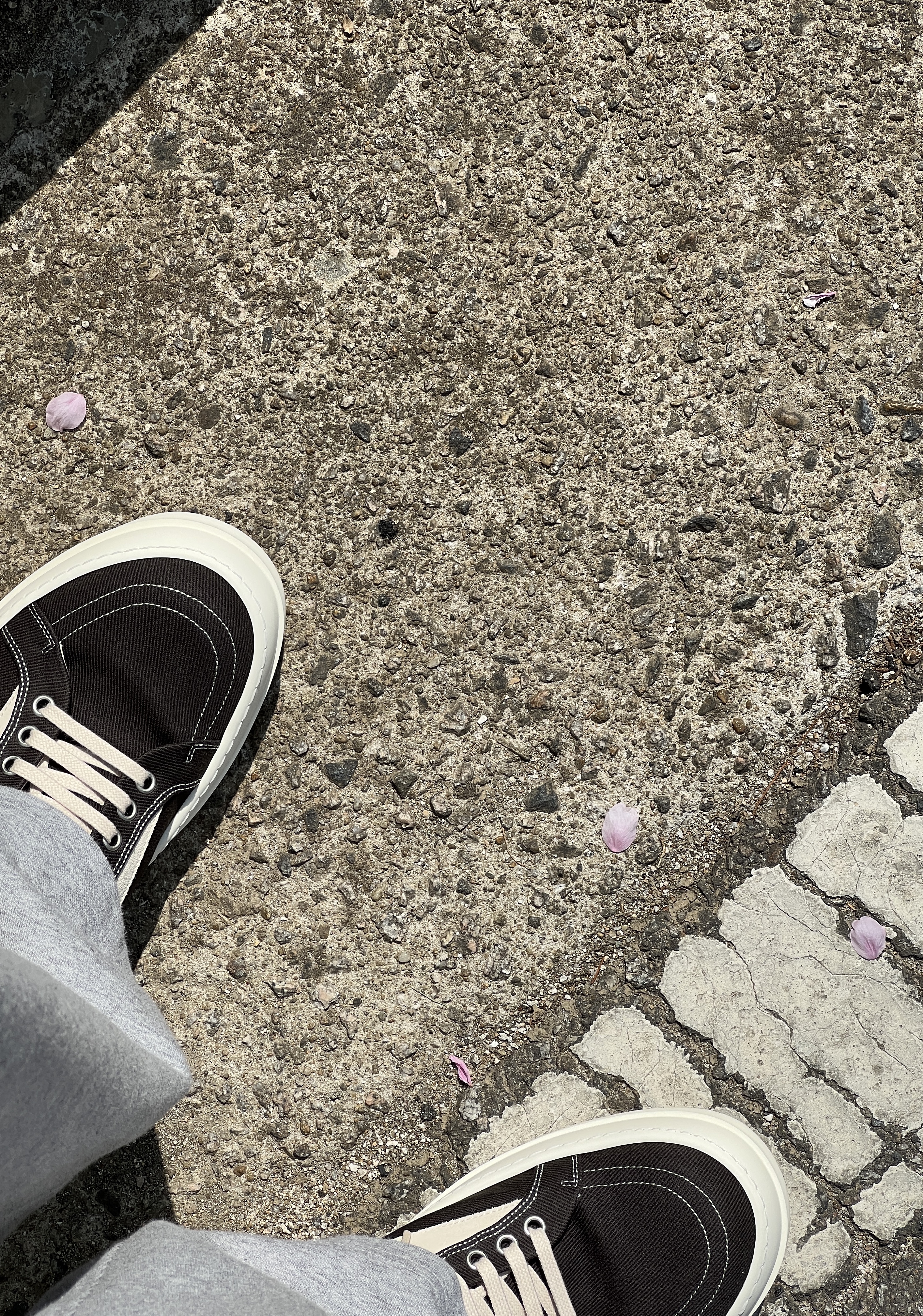 Rick Owens Drkshdw Suede Vintage Sneakers Dark Dust Pearl Milk White 착용 스타일 - 2