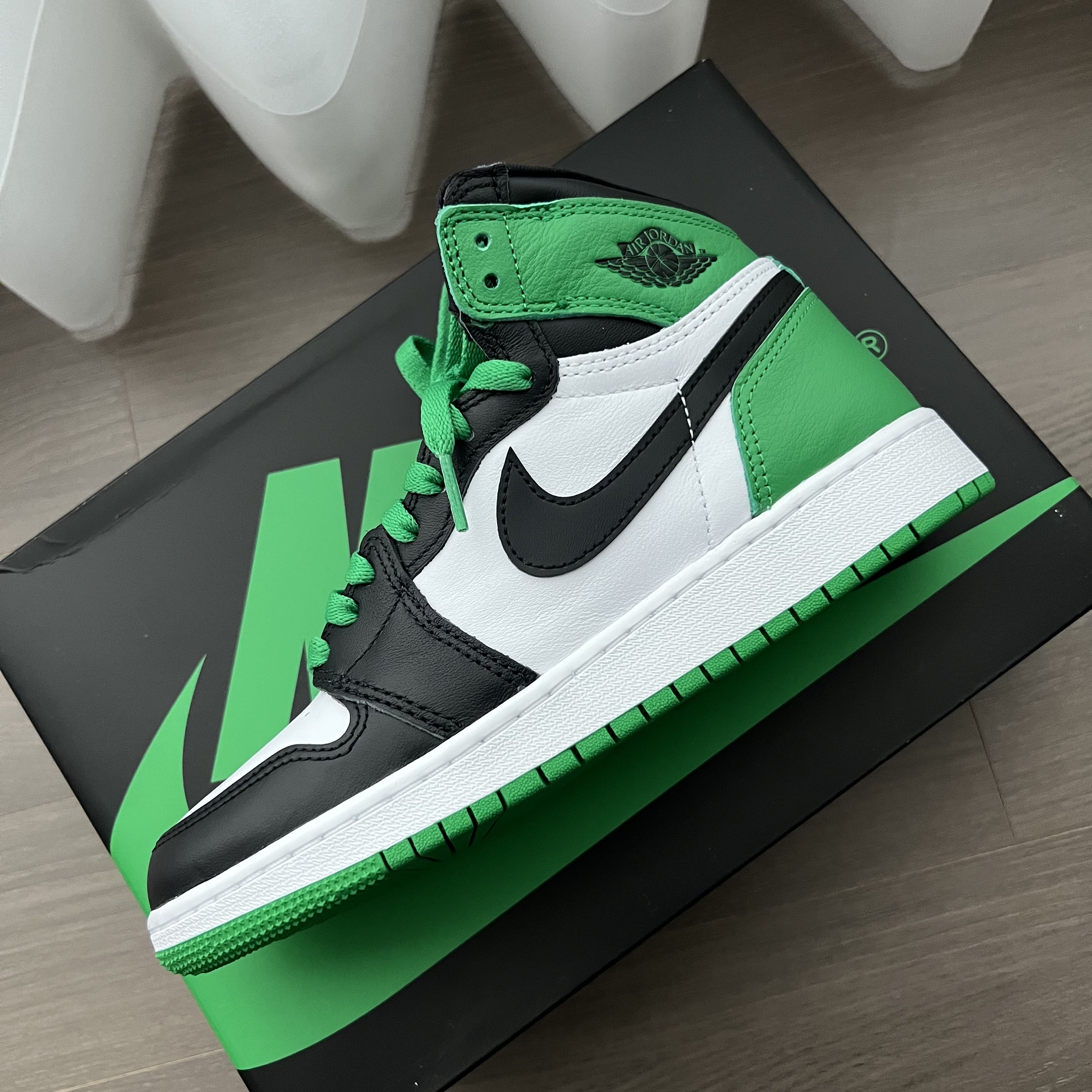 Jordan 1 Retro High OG Black and Lucky Green, (GS) Jordan 1 Retro High OG Black and Lucky Green 착용 스타일 - 2