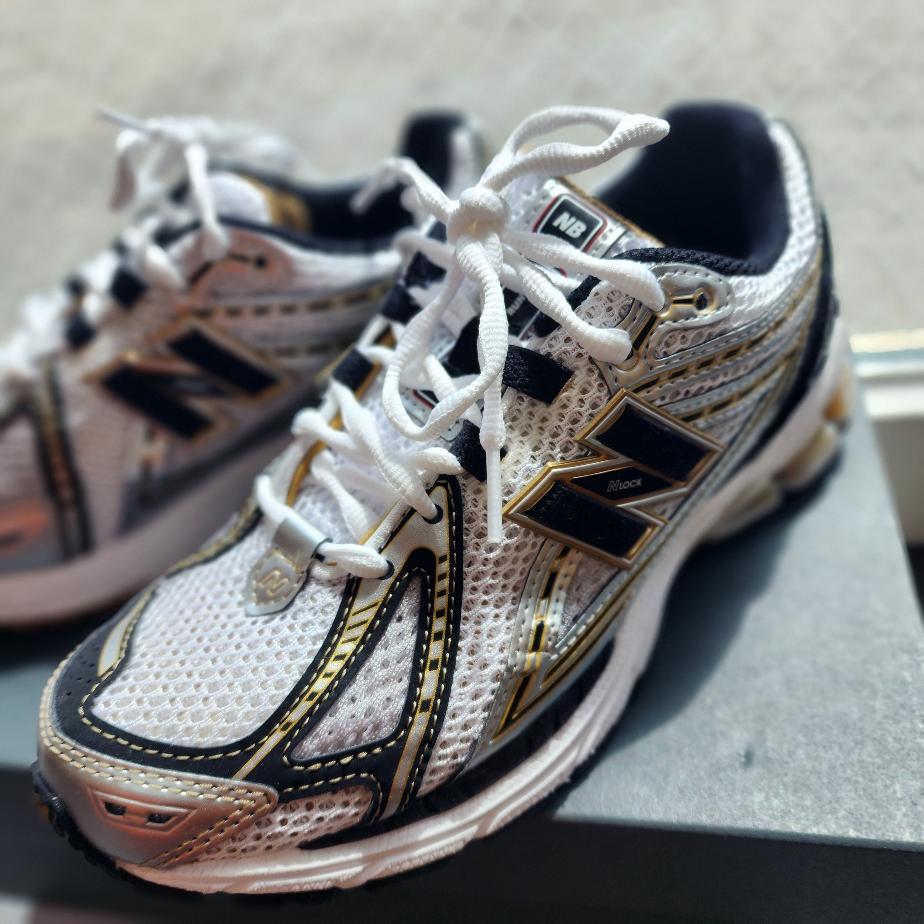 New Balance 1906R White Gold 착용 스타일 - 1
