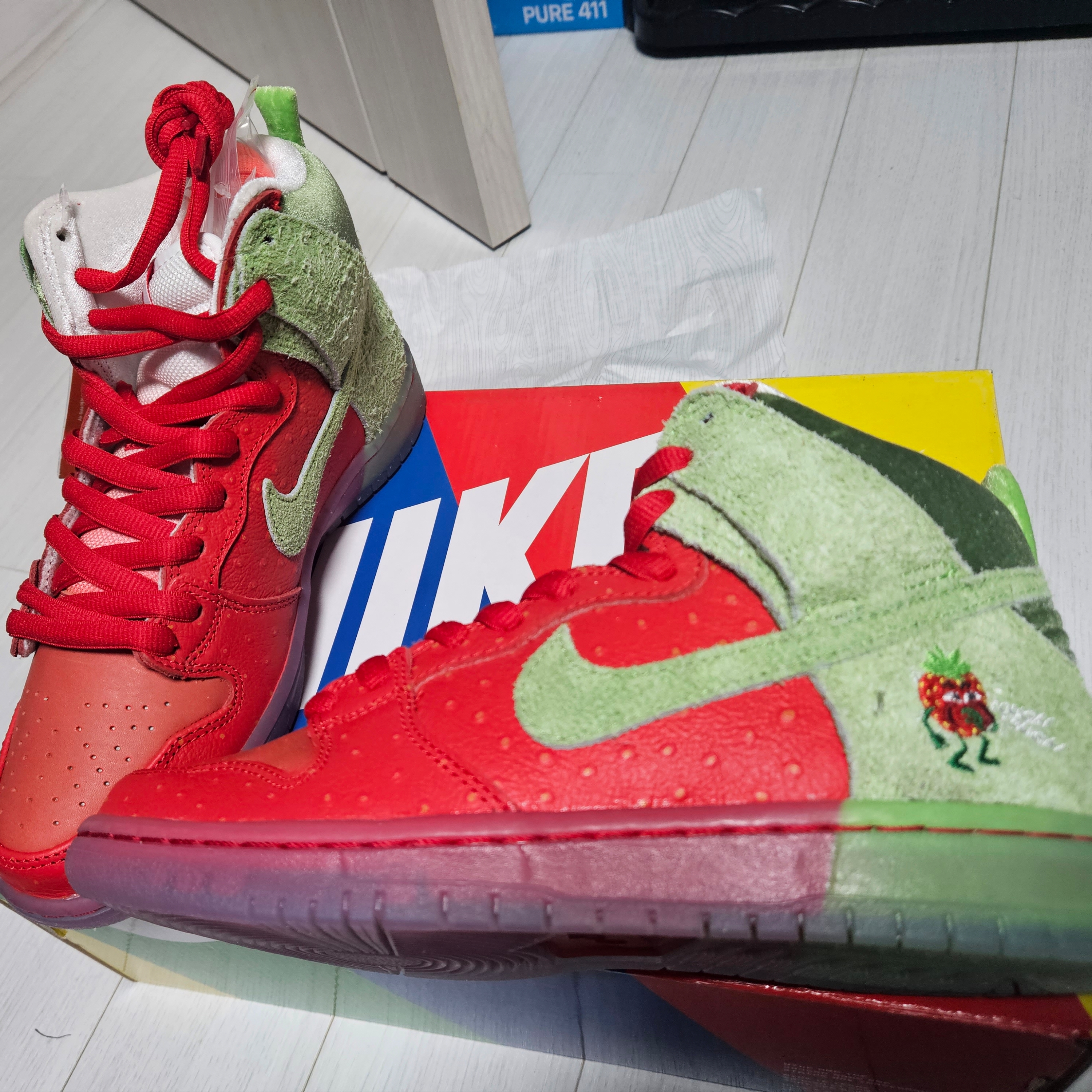 Nike SB Dunk High Pro QS Strawberry 착용 스타일 - 2