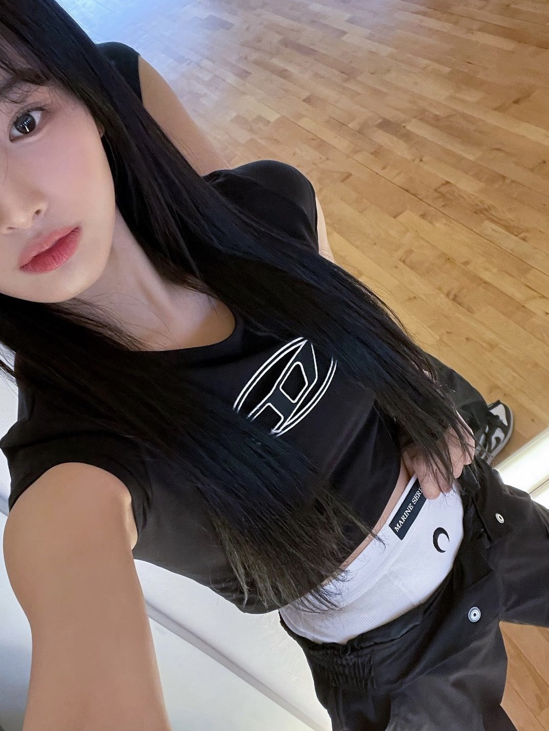 (W) Diesel T-Angie Peekaboo Logo T-Shirt Black 착용 스타일 - 1