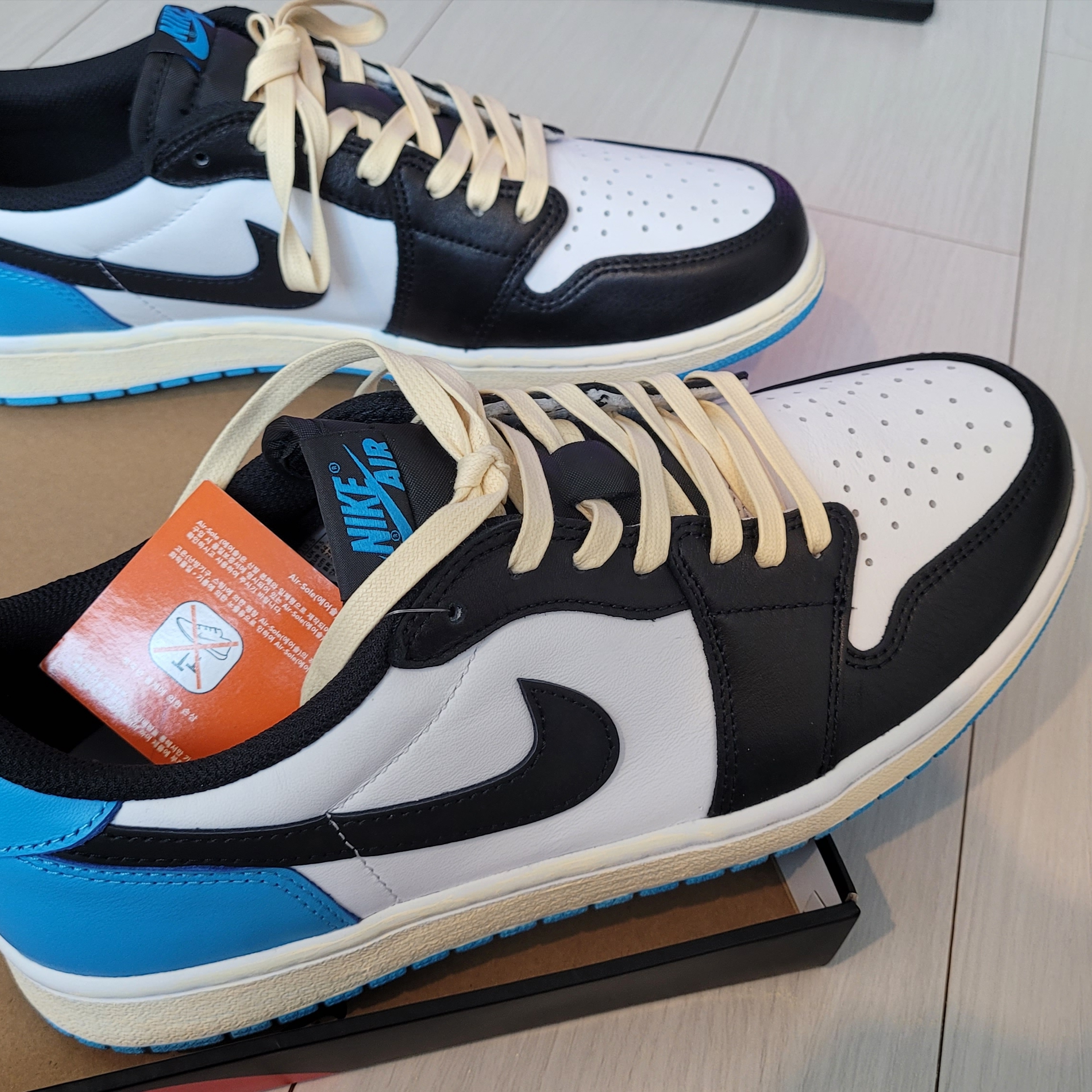 Jordan 1 Retro Low OG Black and Dark Powder Blue 착용 스타일 - 2