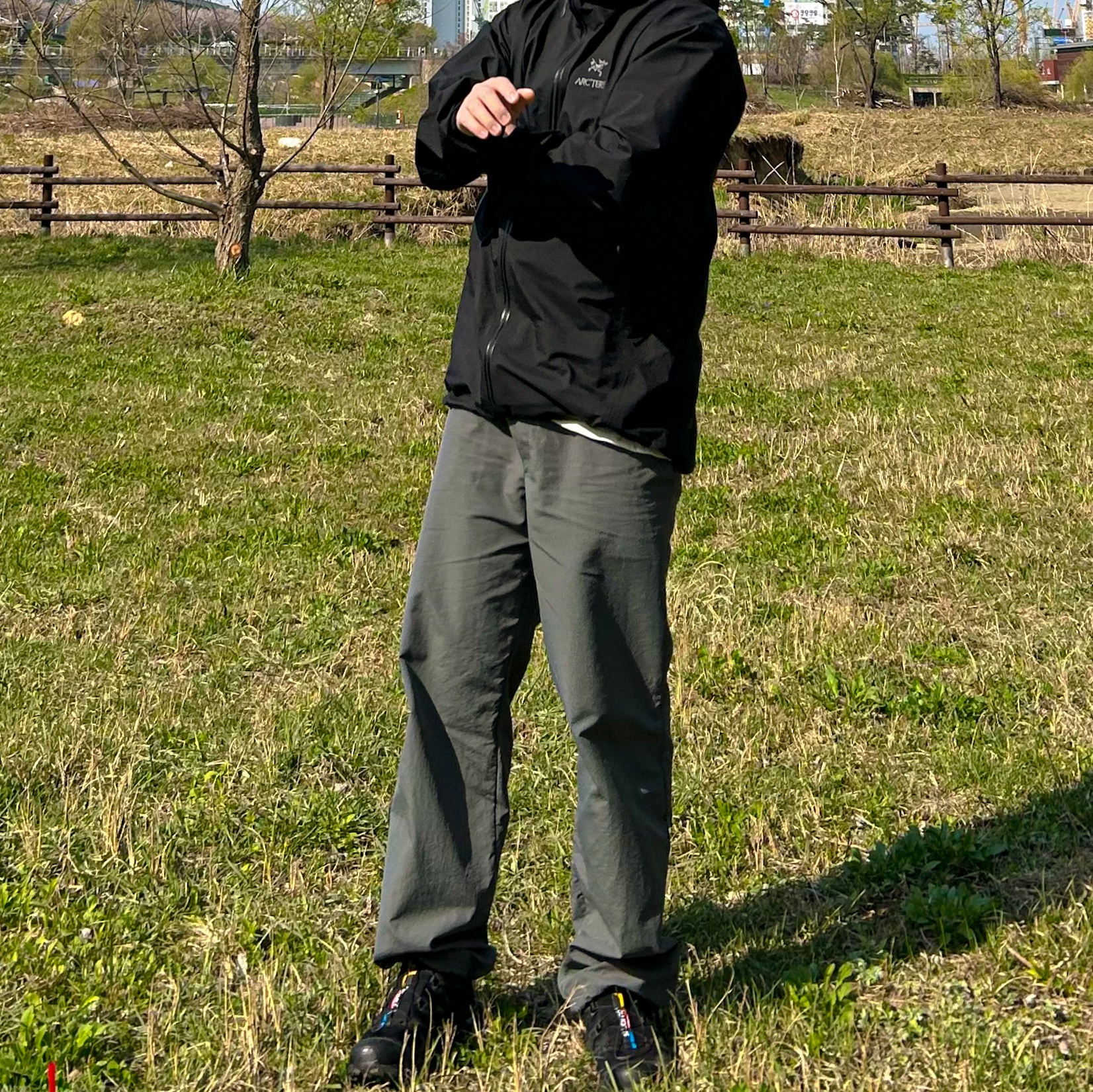 Arc'teryx Beta Jacket Black, Salomon XT-6 ADV Black 착용 스타일 - 2