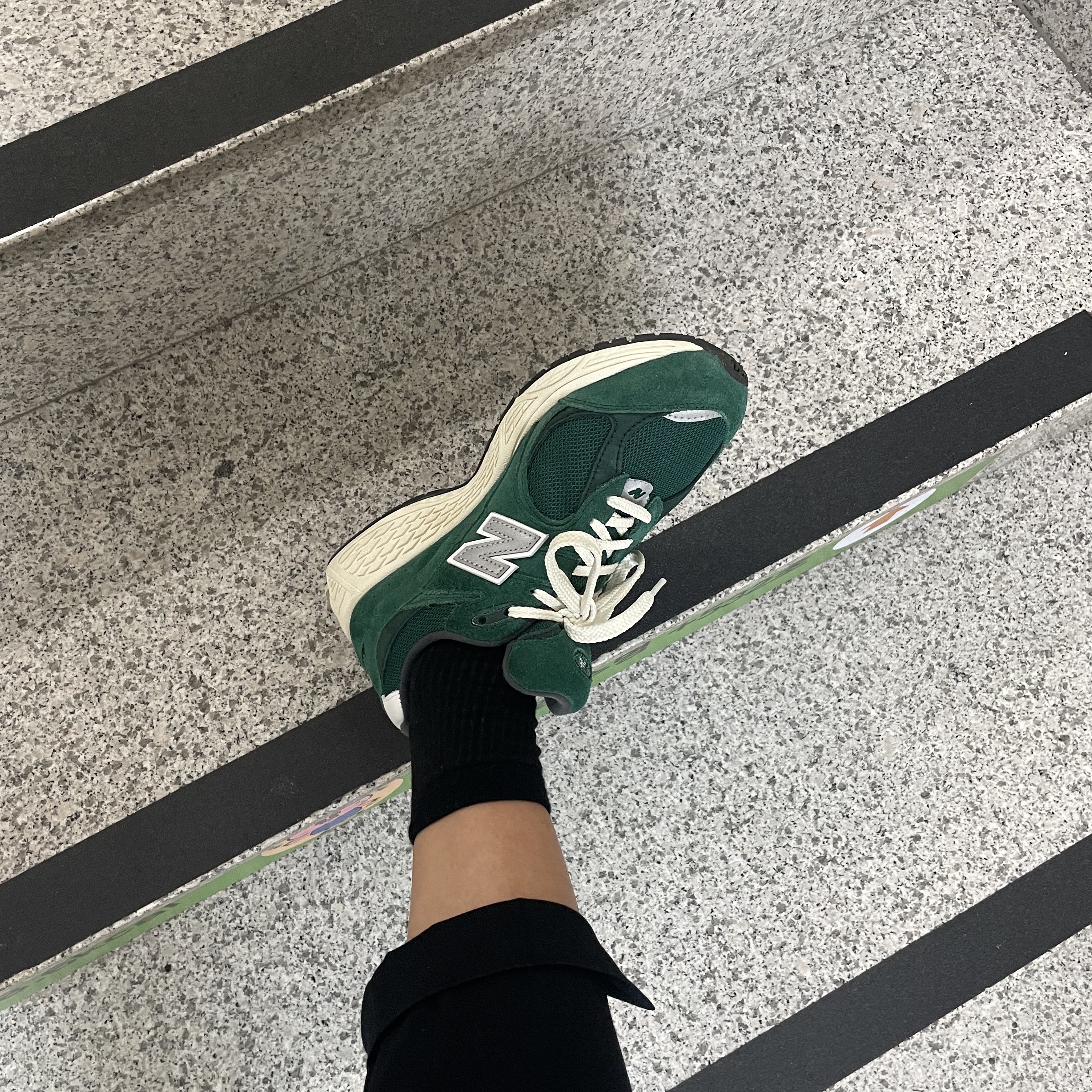 New Balance 2002R Nightwatch Green 착용 스타일