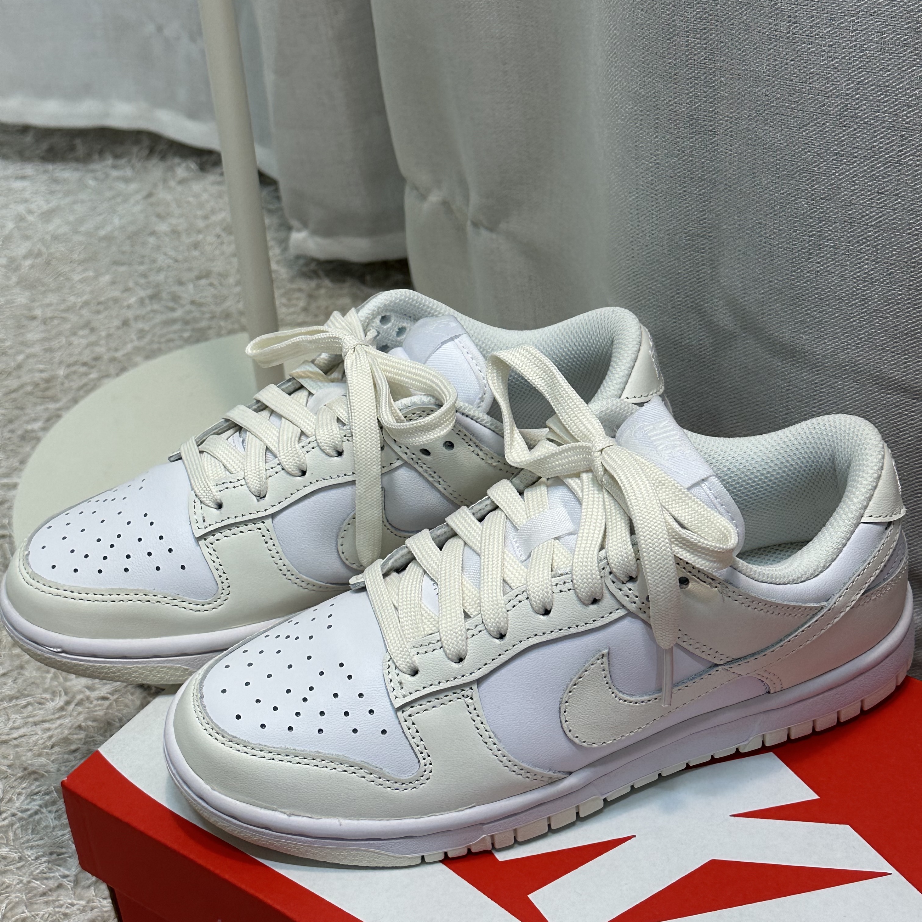 (W) Nike Dunk Low White and Sail 착용 스타일 - 1
