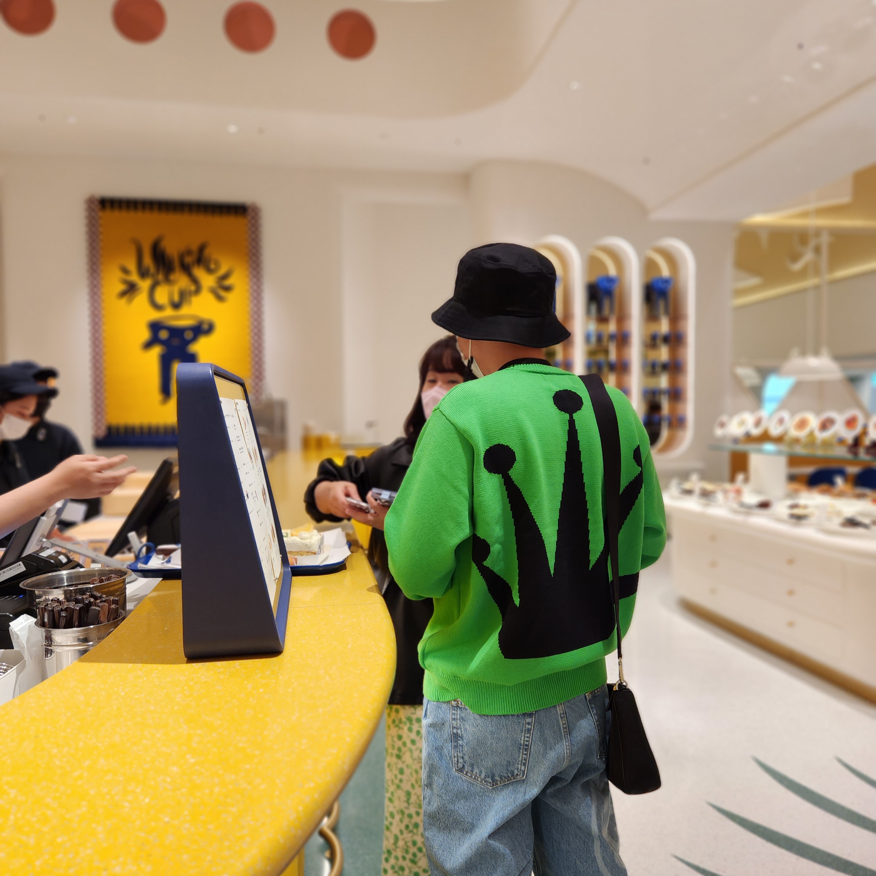 Stussy Bent Crown Sweater Lime, Stussy SS Link Deep Bucket Hat Black 착용 스타일 - 1
