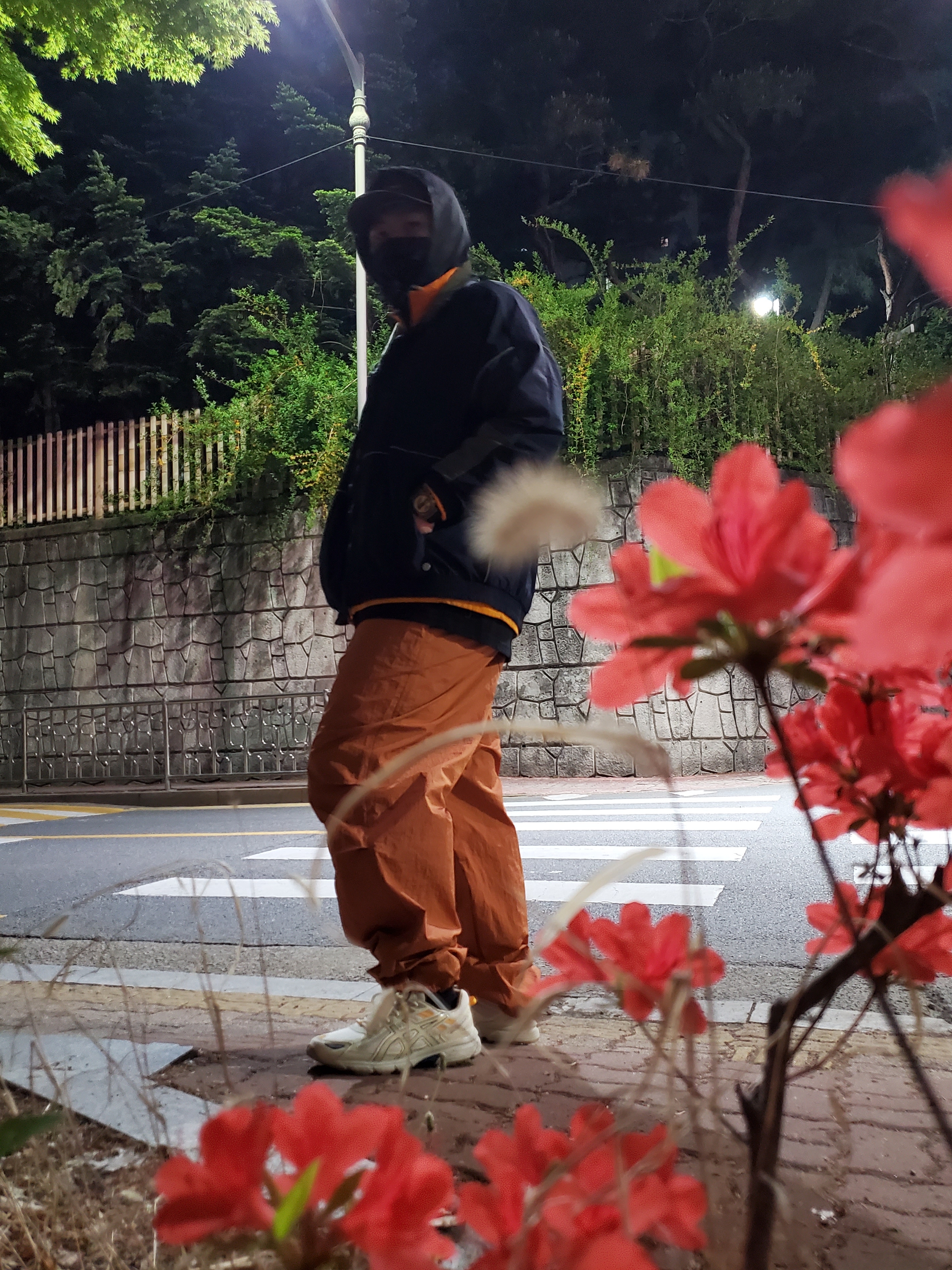 Asics Gel-Venture 6 SPS Smoke Grey Birch, Essentials x New Era Retro Crown Strapback Brown 착용 스타일 - 5