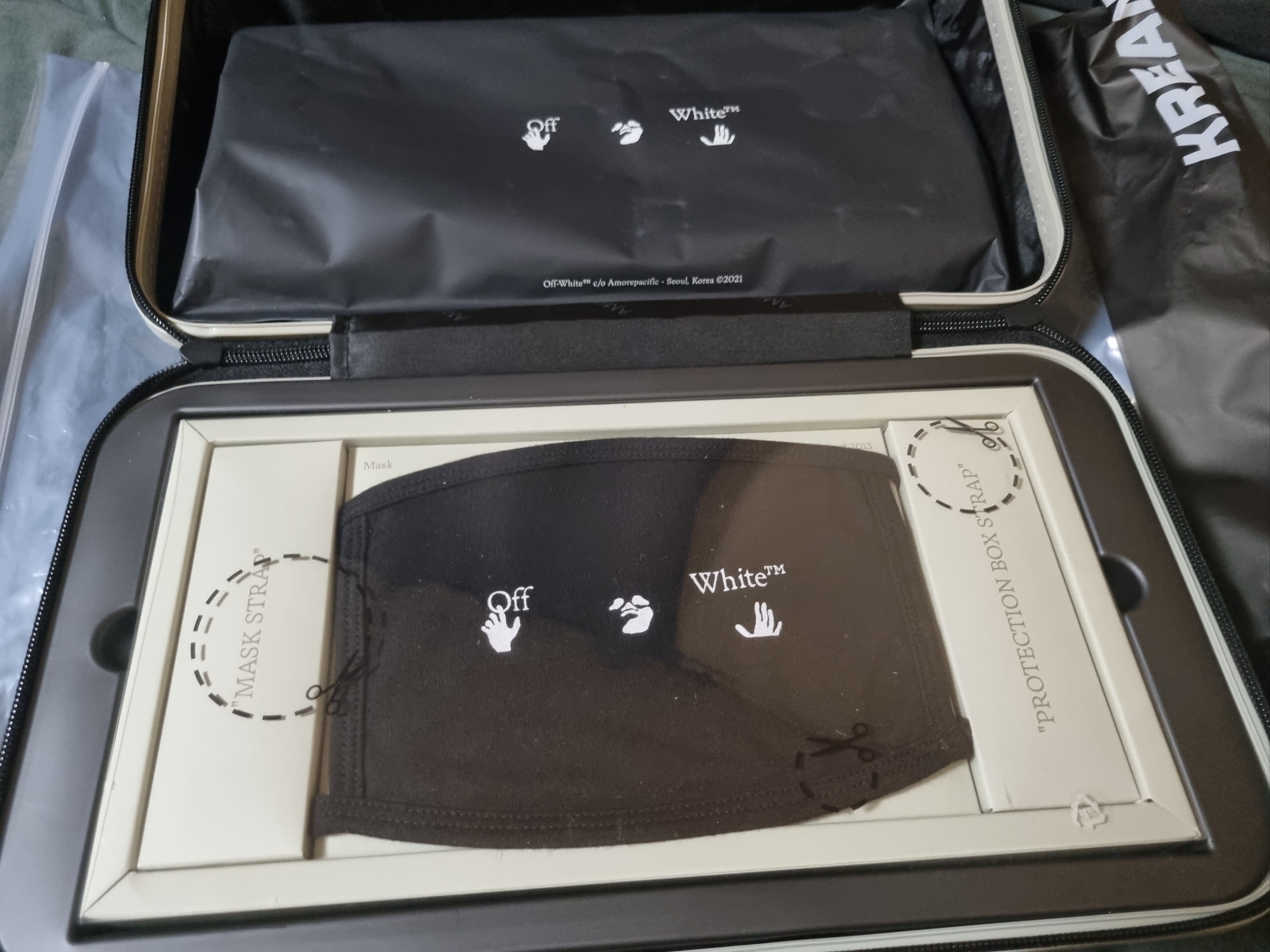 Off-White x Amore Pacific Protection Box (Without Cosmetics) 착용 스타일 - 3