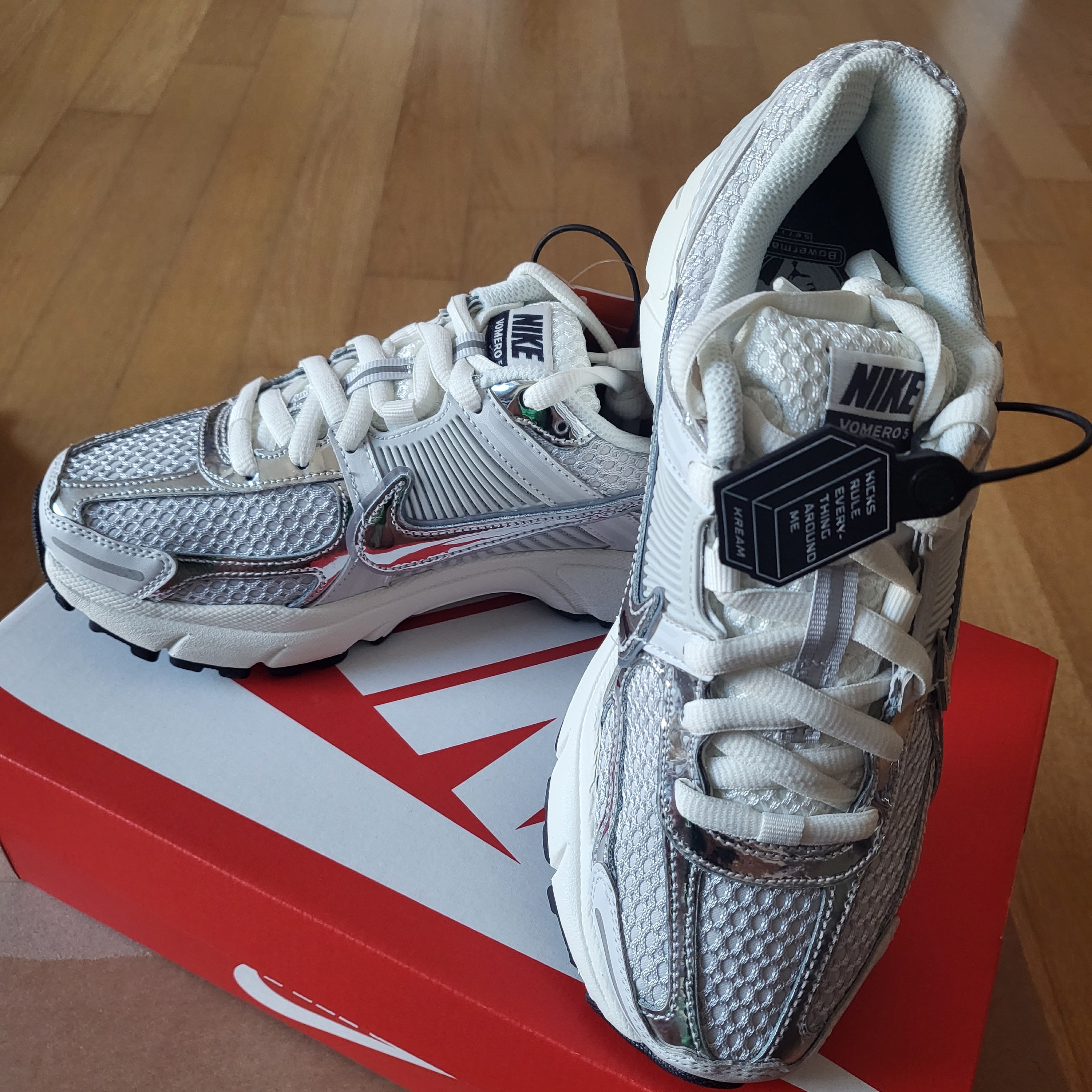 (W) Nike Zoom Vomero 5 Photon Dust and Metallic Silver 착용 스타일