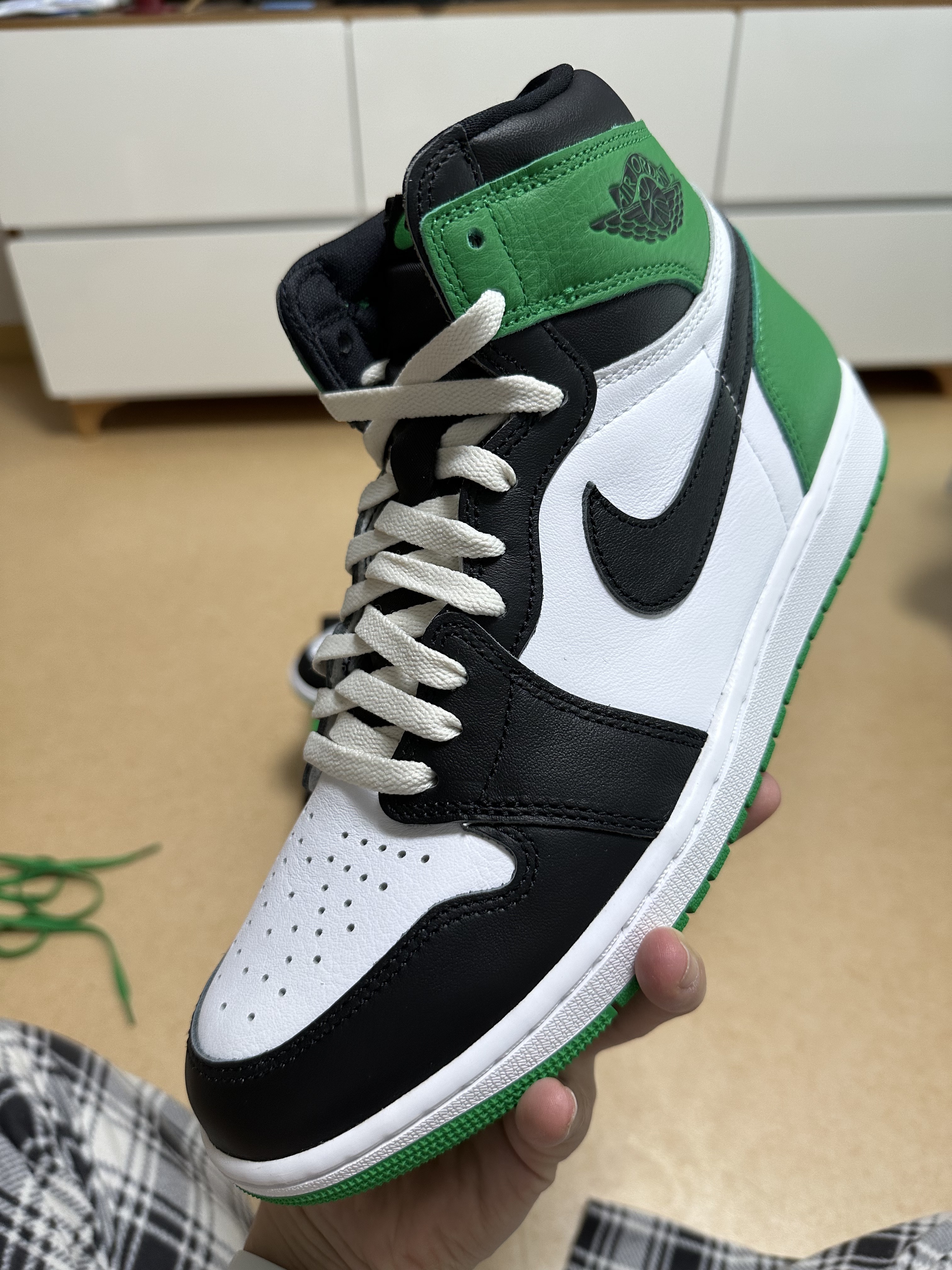 Jordan 1 Retro High OG Black and Lucky Green 착용 스타일 - 2