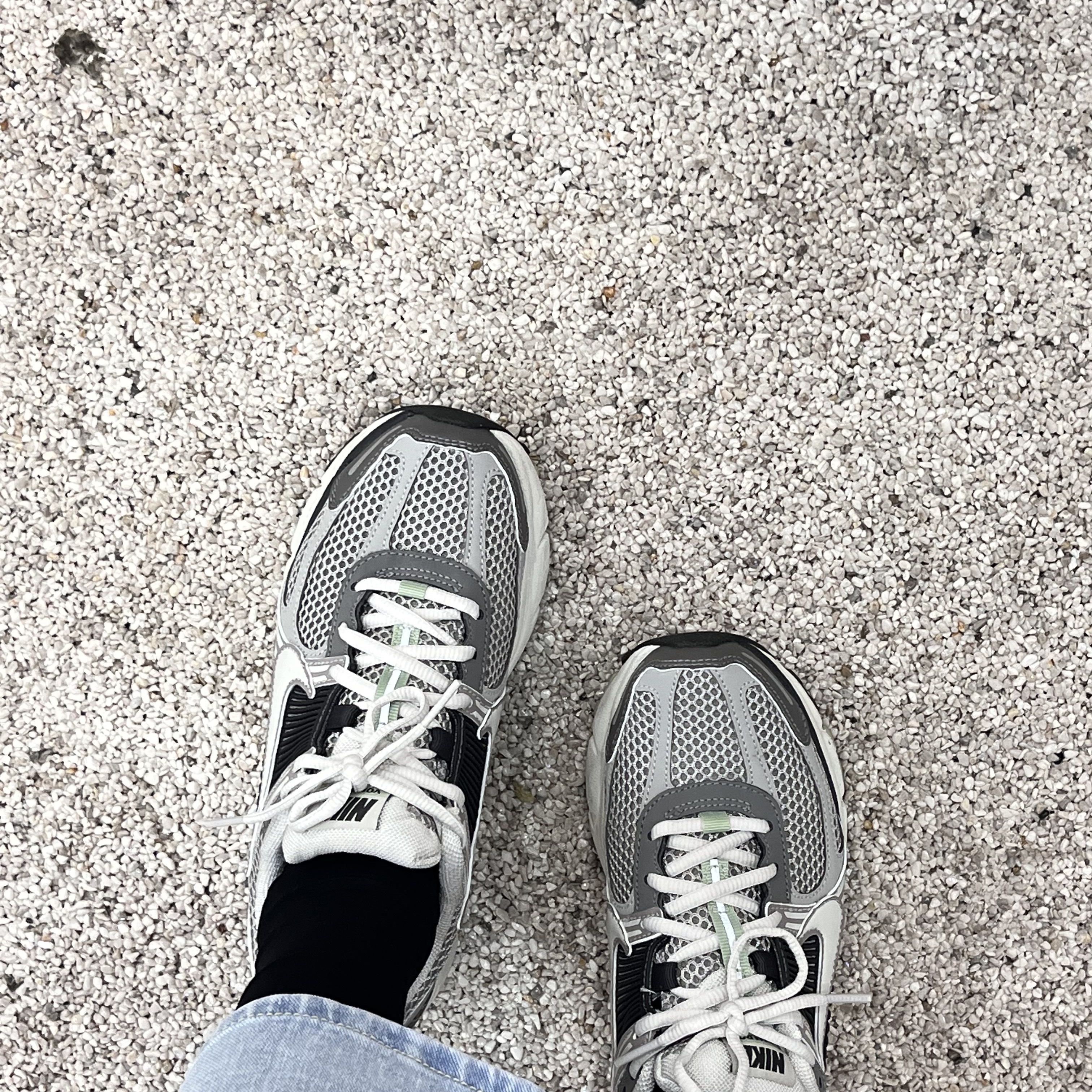 (W) Nike Zoom Vomero 5 Cobblestone and Flat Pewter 착용 스타일