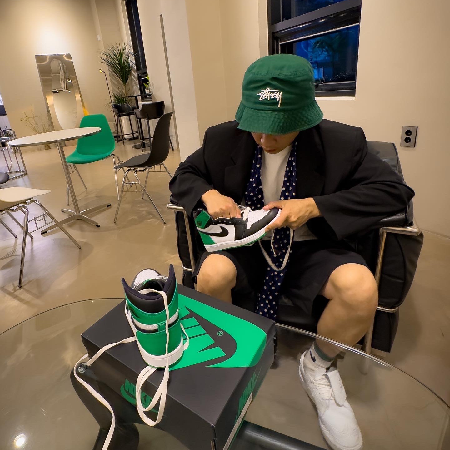 Jordan 1 Retro High OG Black and Lucky Green 착용 스타일 - 2