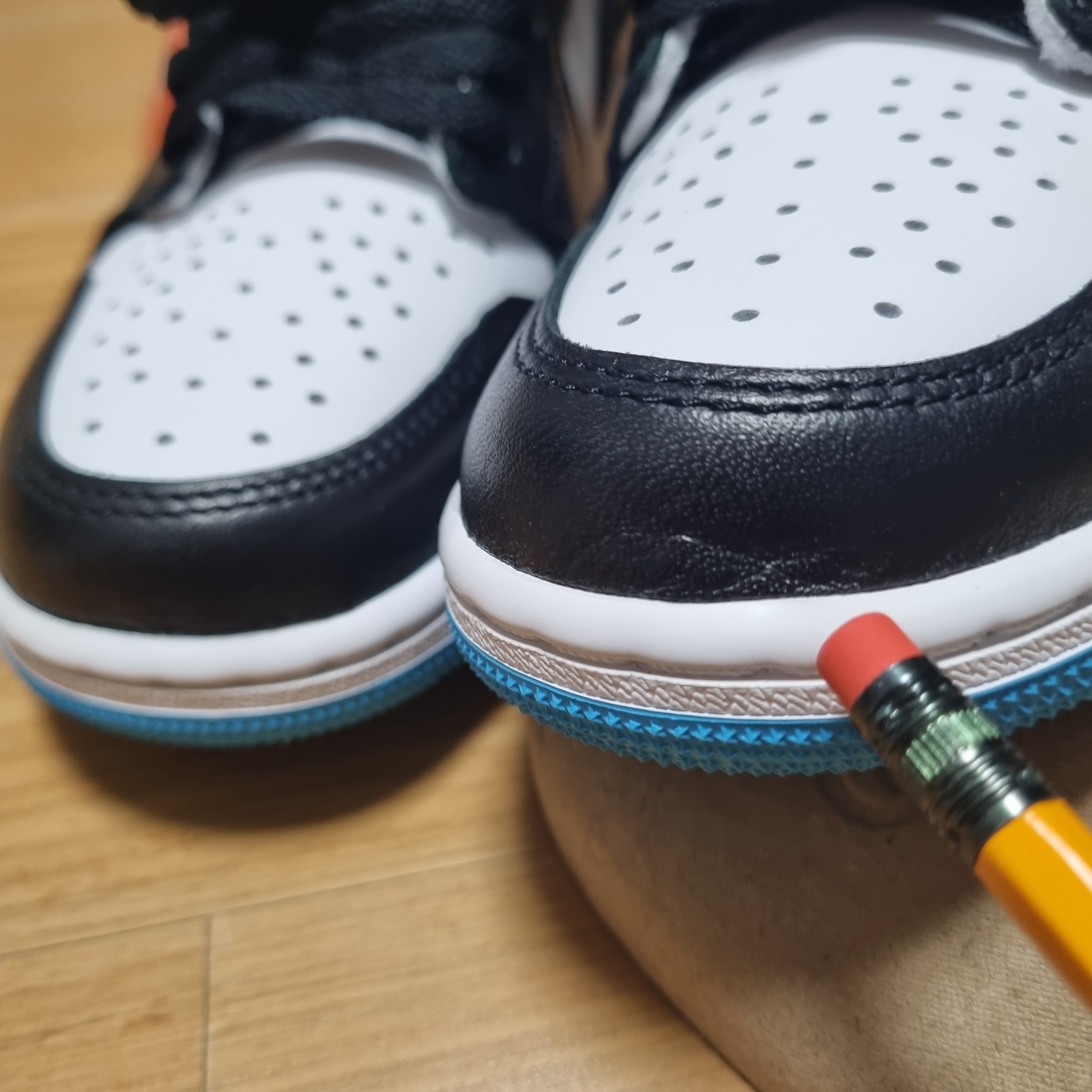 Jordan 1 Retro Low OG Black and Dark Powder Blue 착용 스타일 - 2