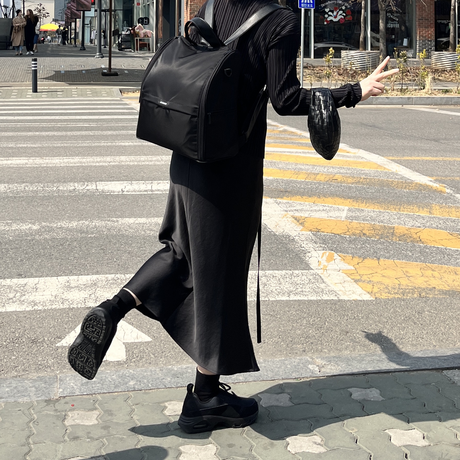 Nike x Comme des Garcons Homme Plus Air Max Sunder SP Black, Bottega Veneta Mini Leather Jodie Black Gold 착용 스타일