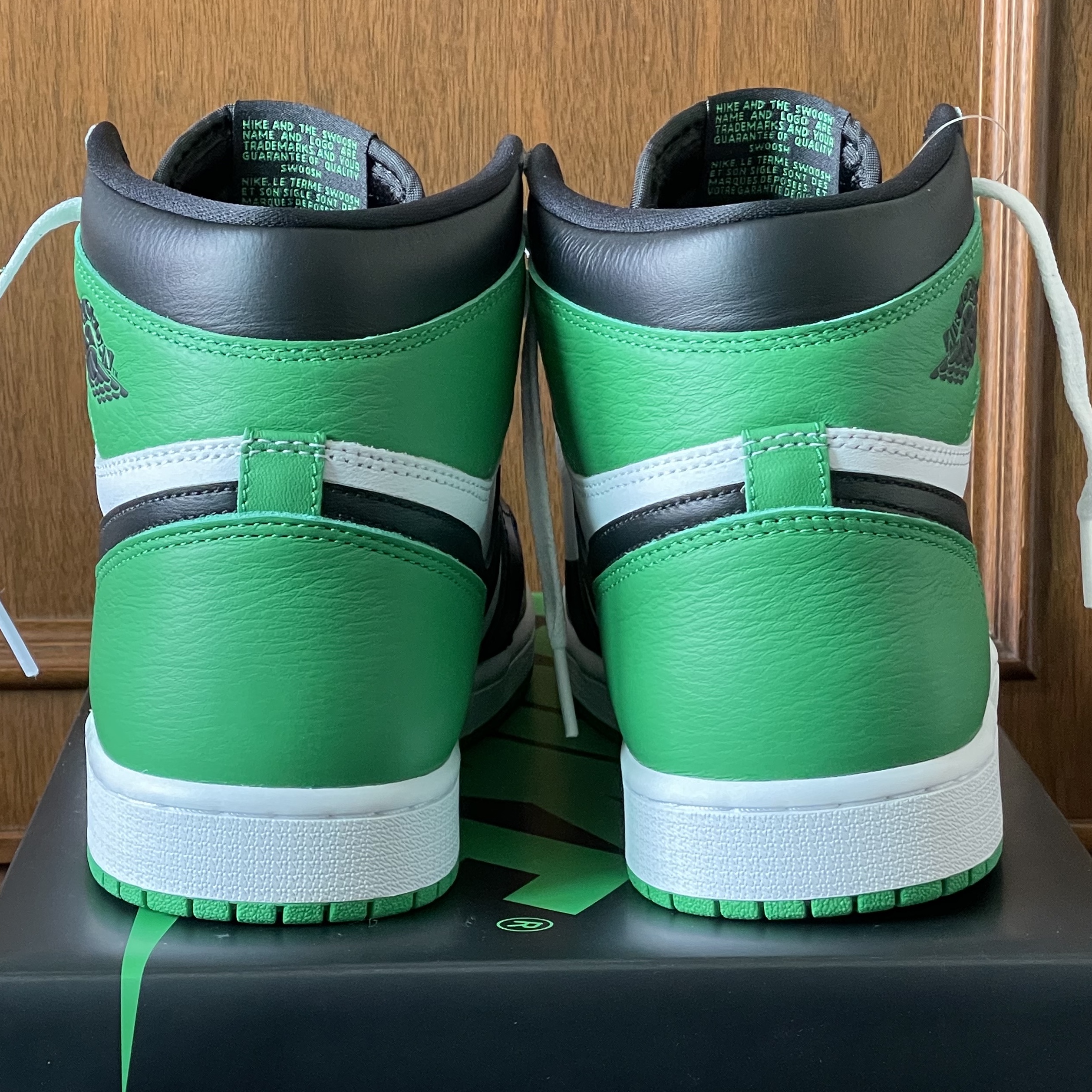 Jordan 1 Retro High OG Black and Lucky Green 착용 스타일 - 4