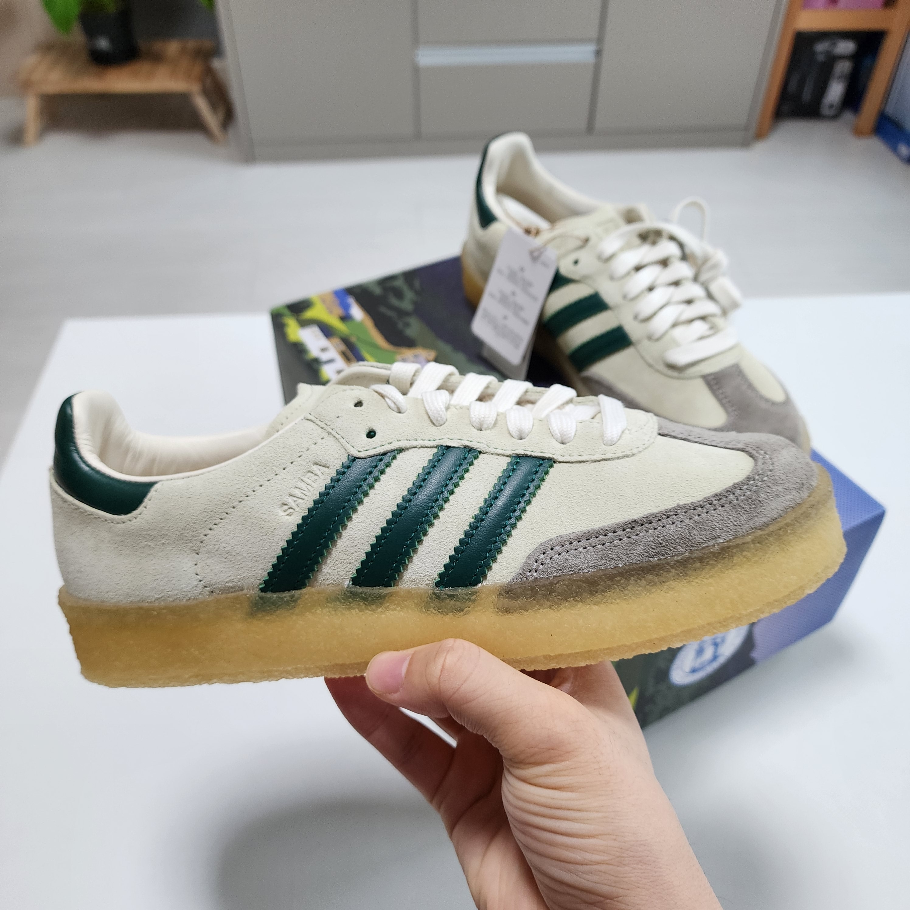 Adidas x Clarks x Ronnie Fieg 8th Street Samba Chalk White Green 착용 스타일 - 3
