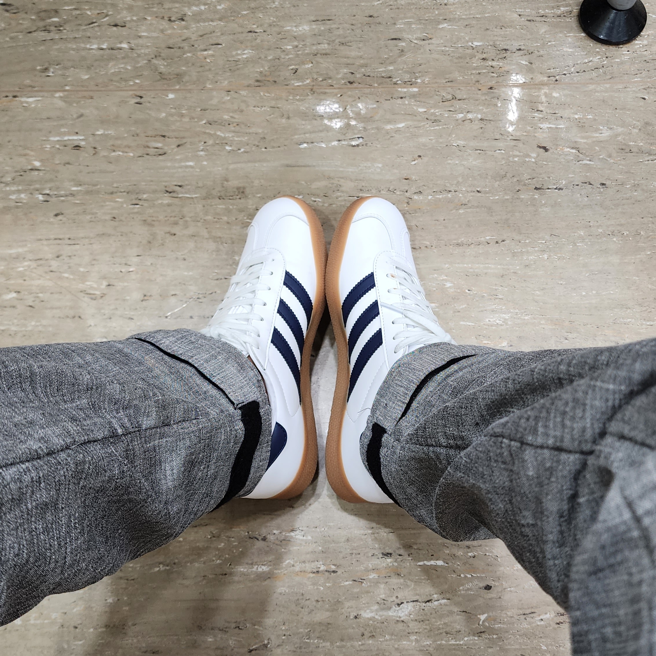 Adidas Gazelle White Collegiate Navy 착용 스타일