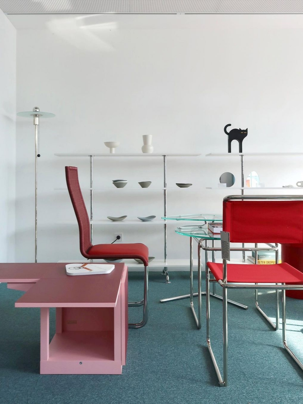 Tecta Cat Black, Tecta S44 Book Shelf White 착용 스타일