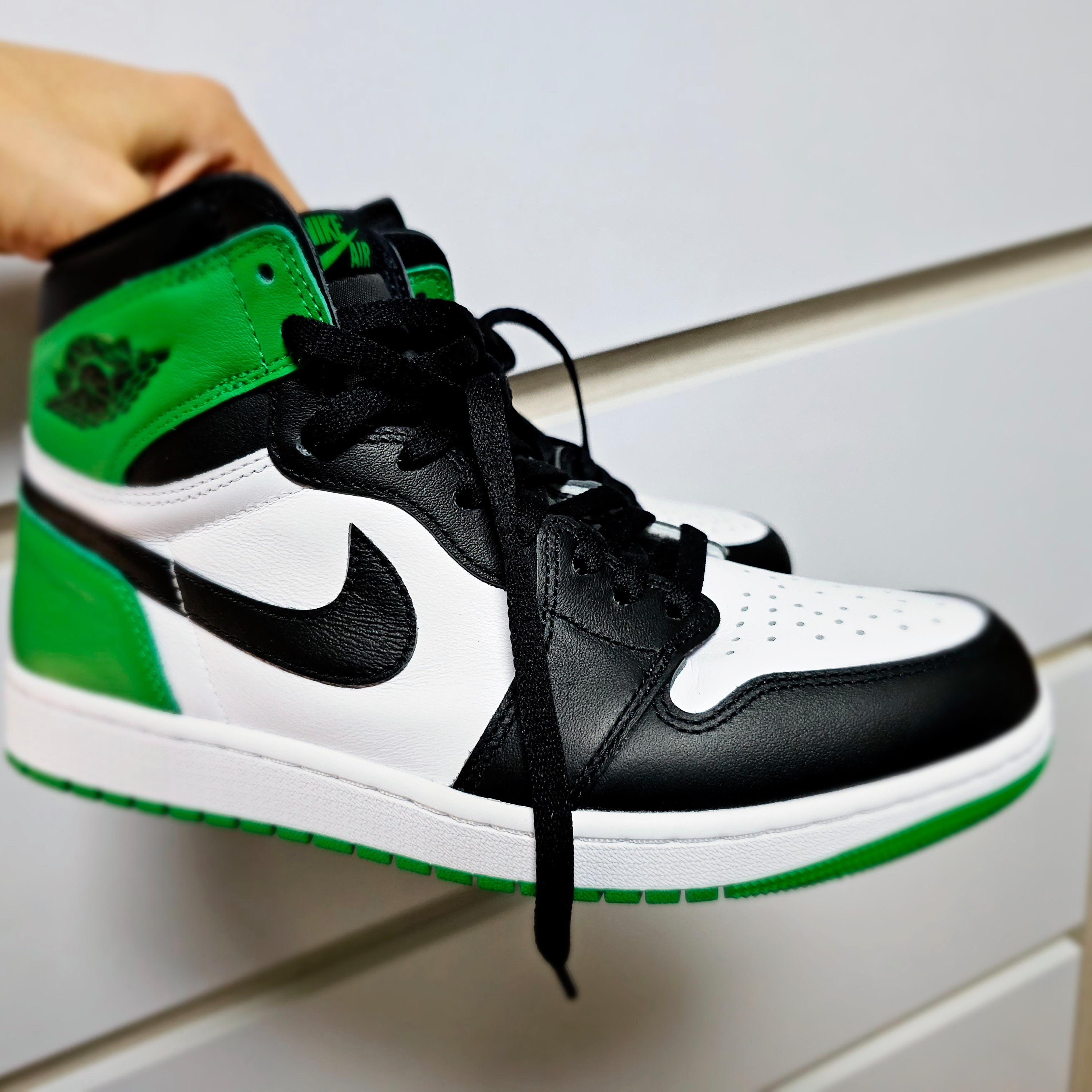 Jordan 1 Retro High OG Black and Lucky Green 착용 스타일 - 2