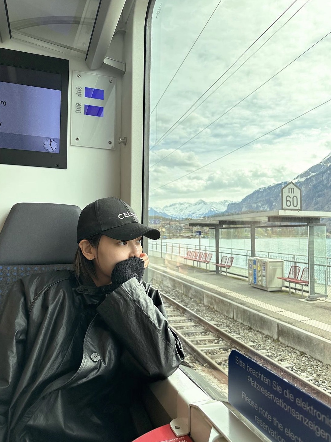 (W) Celine Baseball Cap in Cotton Black, Arc'teryx Mantis 1 Waistpack Black 착용 스타일 - 1