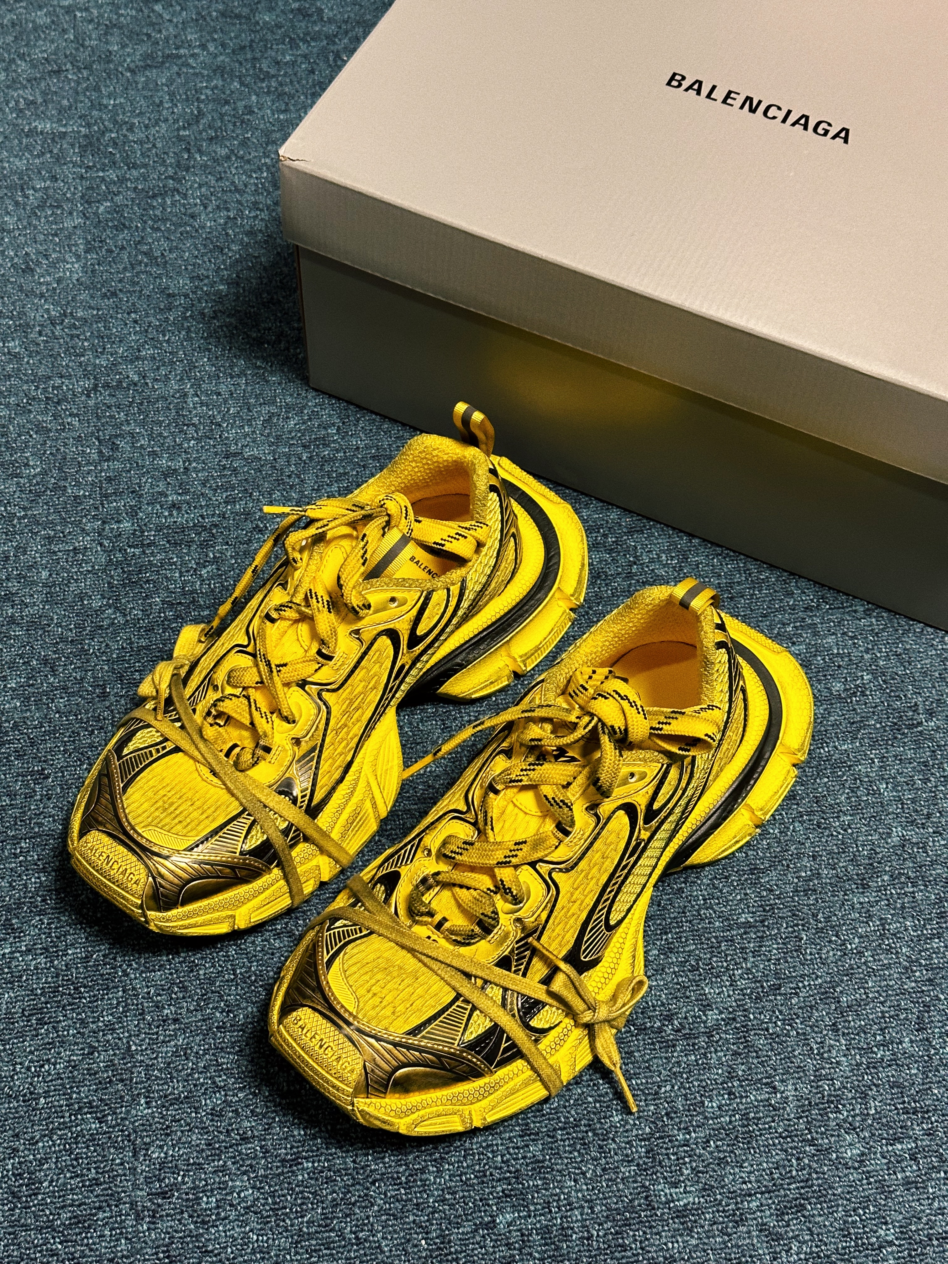 Balenciaga 3XL Sneakers Yellow Black 착용 스타일 - 1