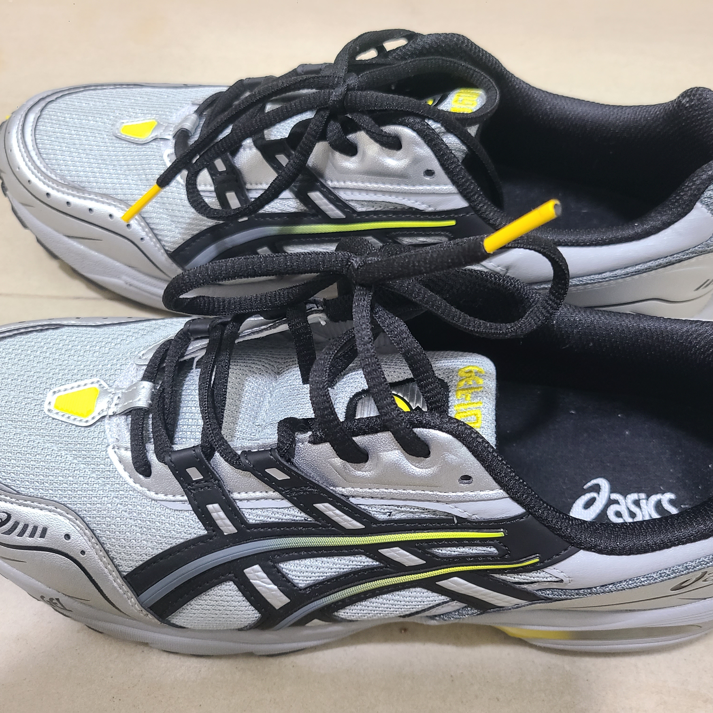 Asics Gel-1090 Mid Grey Black 착용 스타일