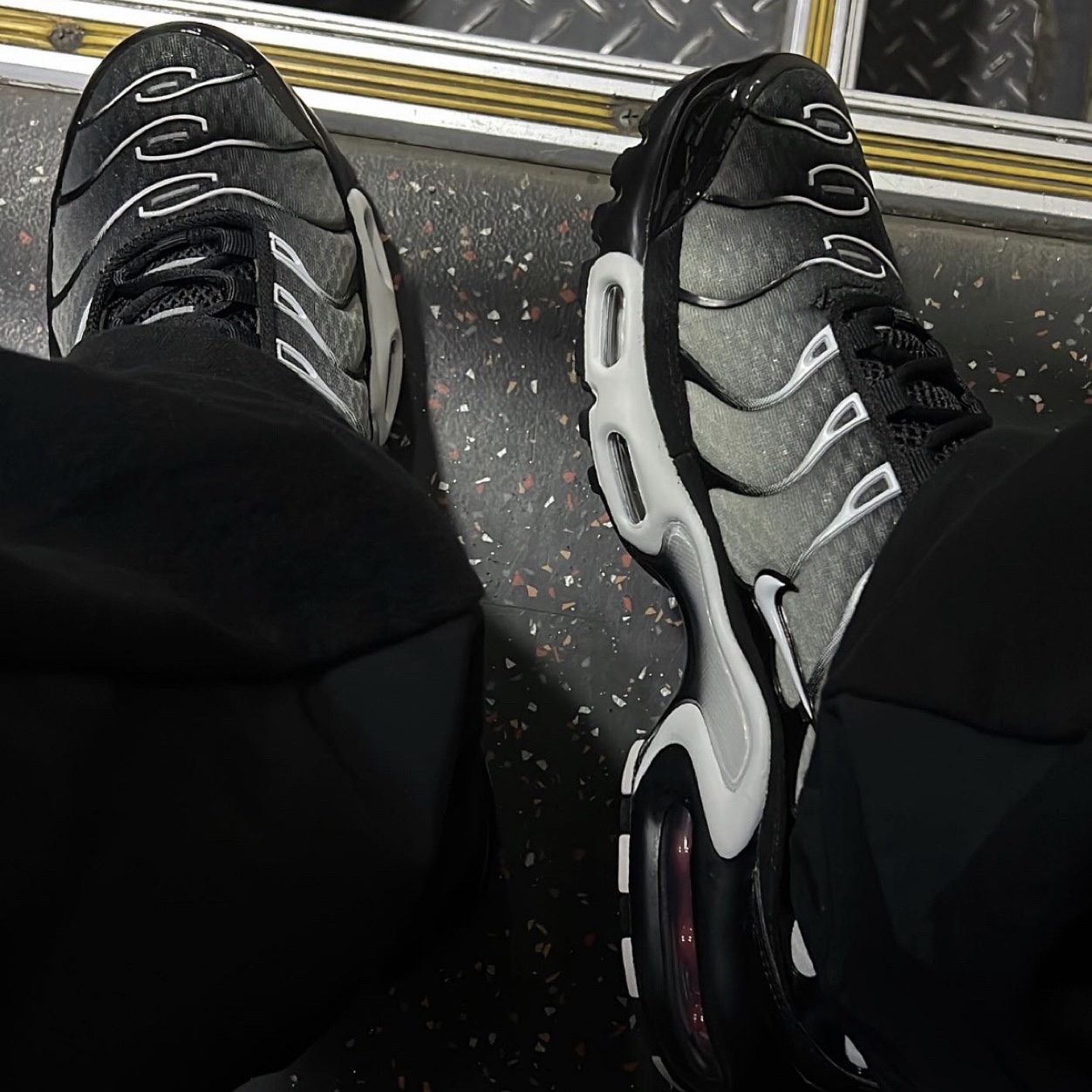 Nike Air Max Plus Black Metallic Silver 착용 스타일