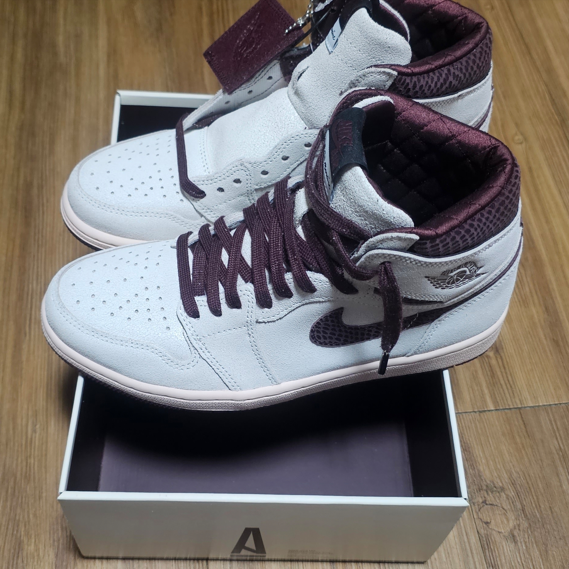 Jordan 1 x A Ma Maniere Retro High OG SP Sail and Burgundy 착용 스타일 - 2