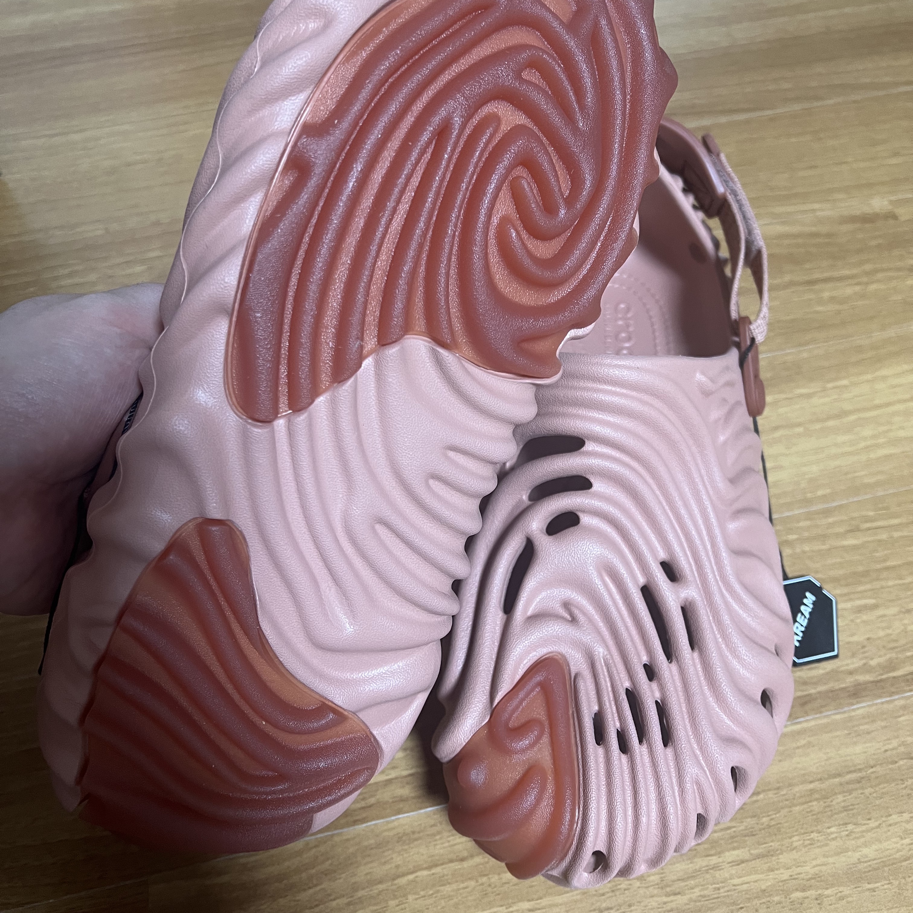 Crocs x Salehe Bembury Pollex Clog Kuwata 착용 스타일 - 2