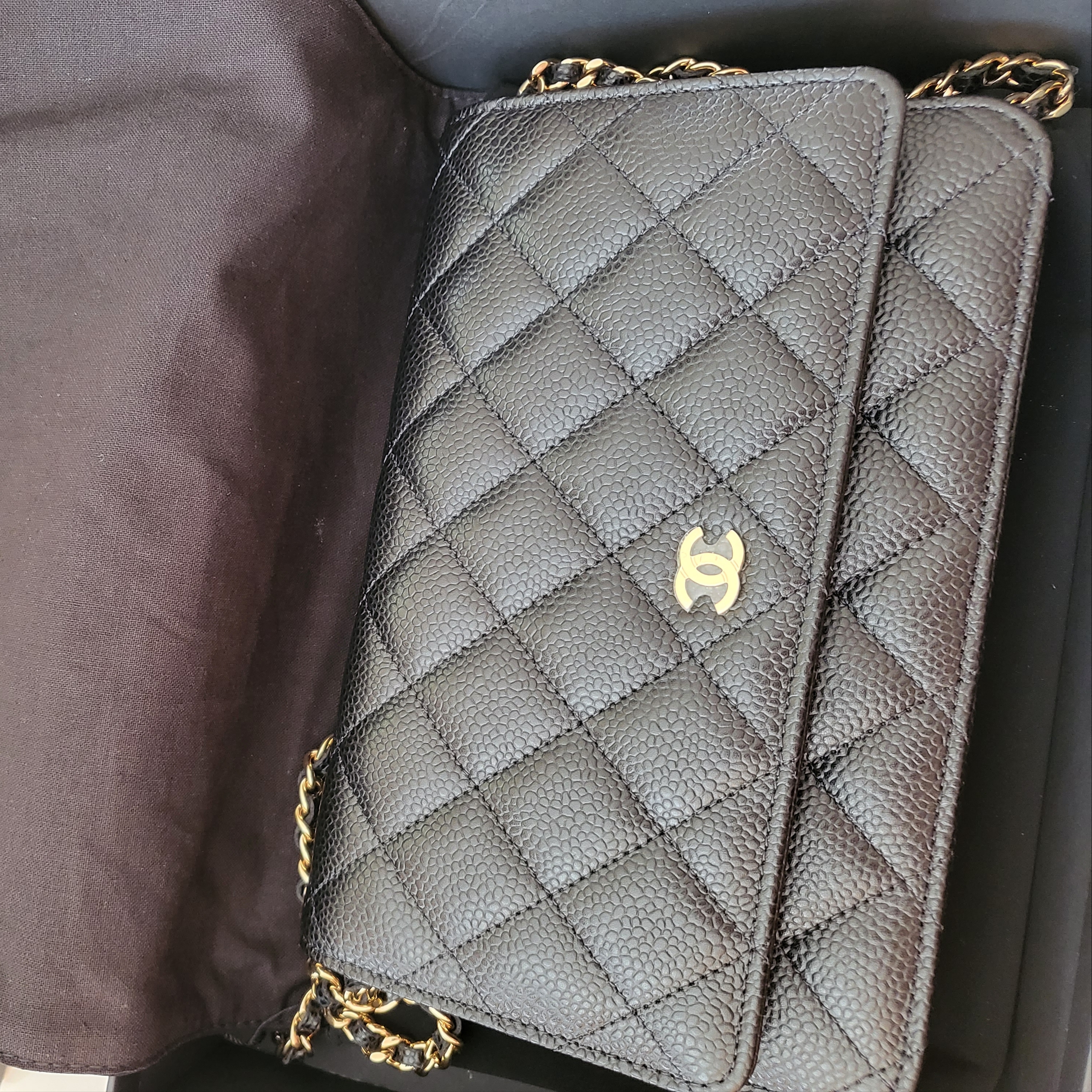 Chanel Classic Wallet On Chain Grained Calfskin & Gold Black 착용 스타일