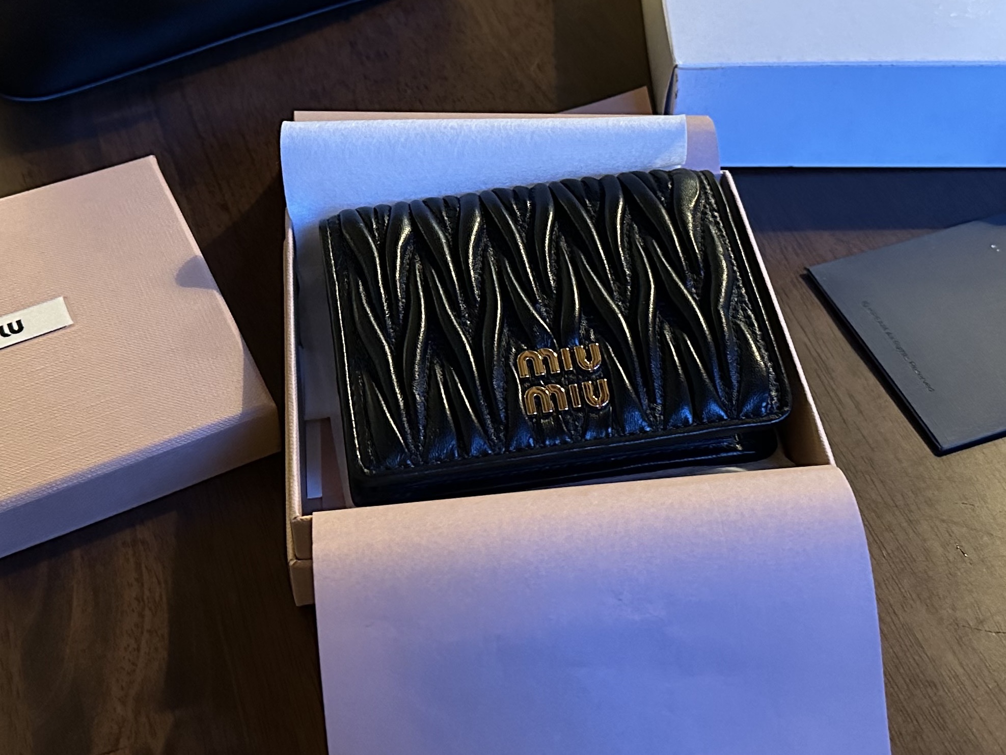 Miu Miu Matelasse Nappa Leather Wallet Black 착용 스타일