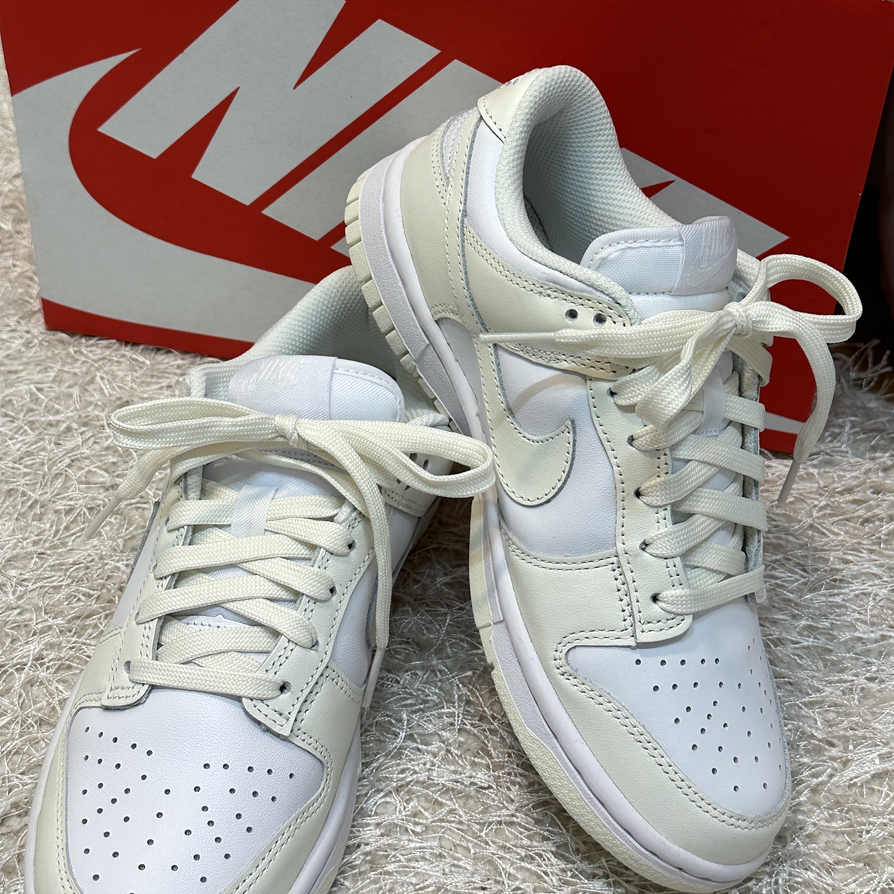 (W) Nike Dunk Low White and Sail 착용 스타일 - 2