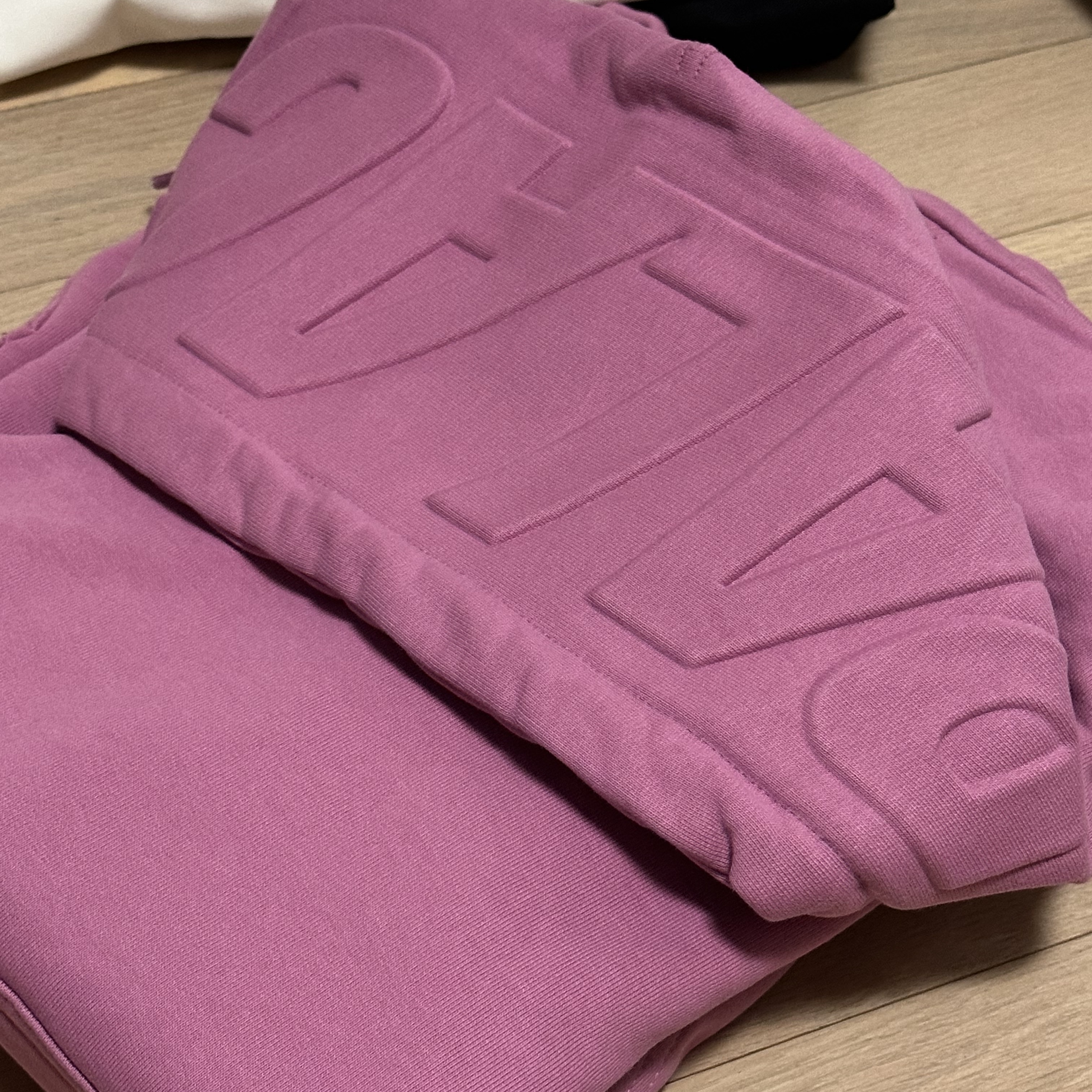 Palace Bossy Hood Ultra Mauve - 23SS 착용 스타일