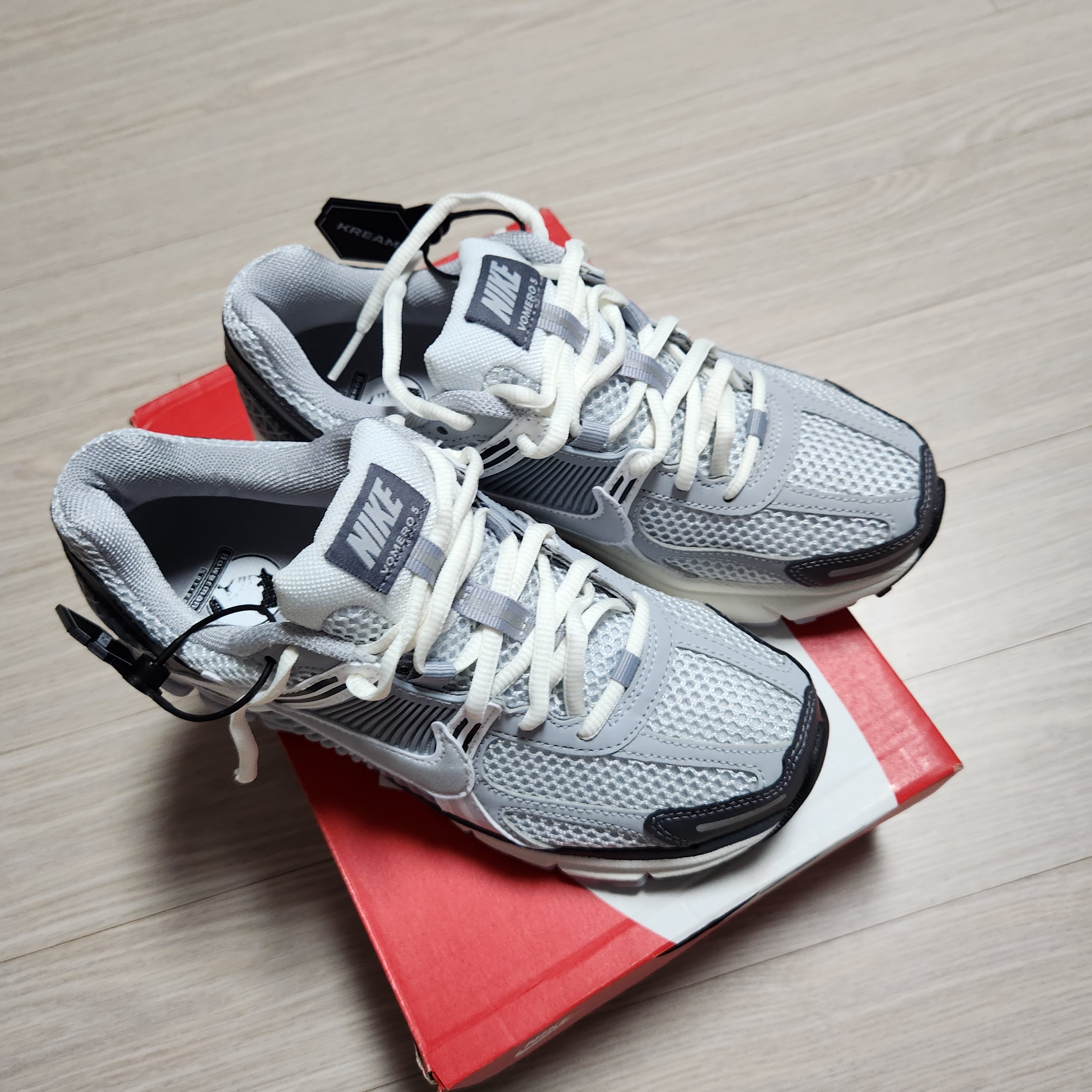 (W) Nike Zoom Vomero 5 Pure Platinum Metallic Silver 착용 스타일