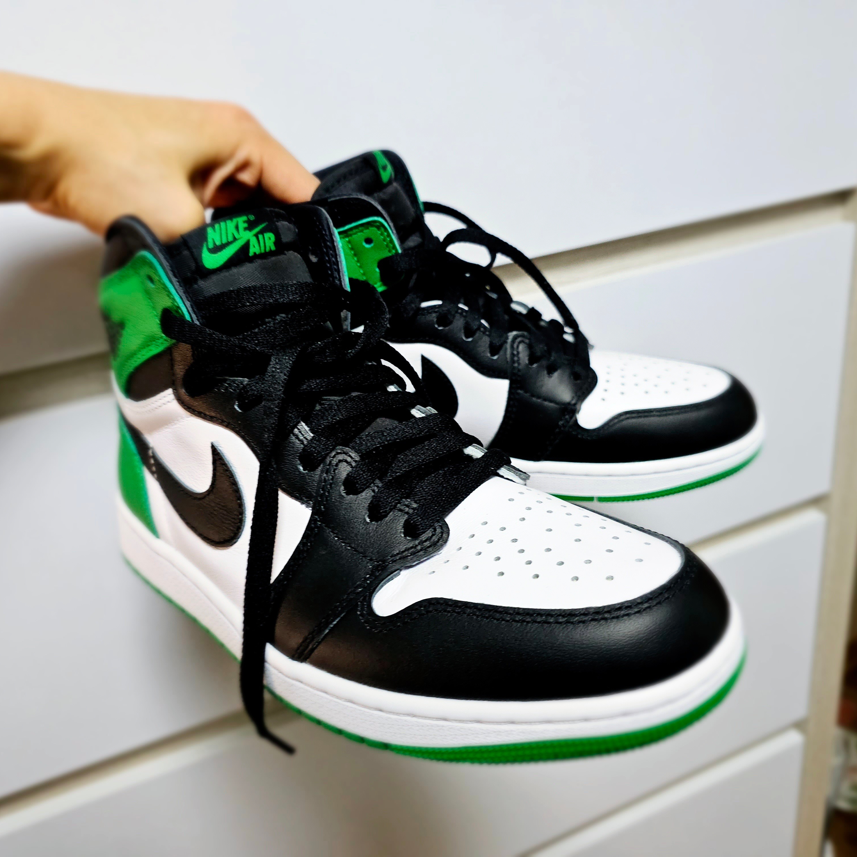 Jordan 1 Retro High OG Black and Lucky Green 착용 스타일 - 3