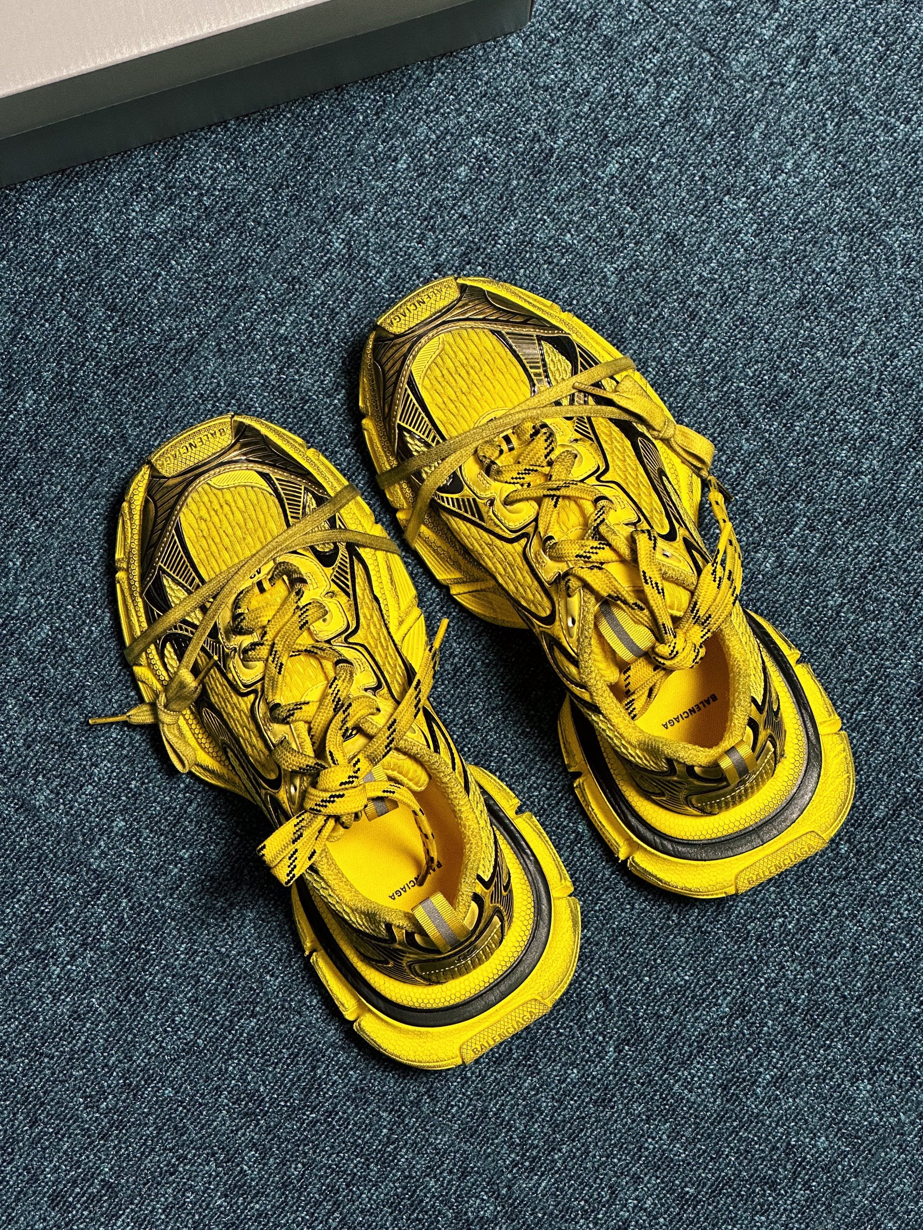 Balenciaga 3XL Sneakers Yellow Black 착용 스타일 - 2