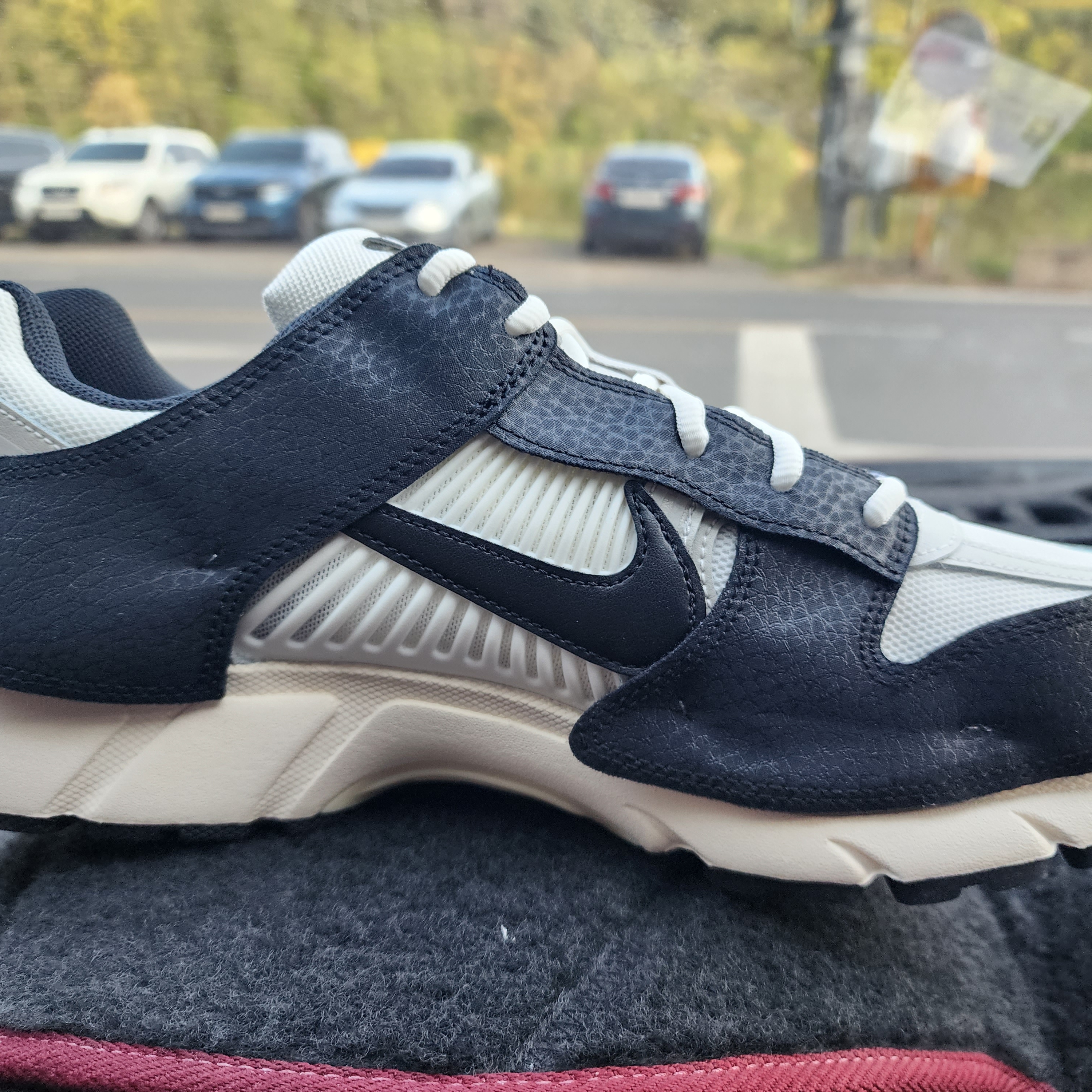 (W) Nike Zoom Vomero 5 Wolf Grey and Black 착용 스타일