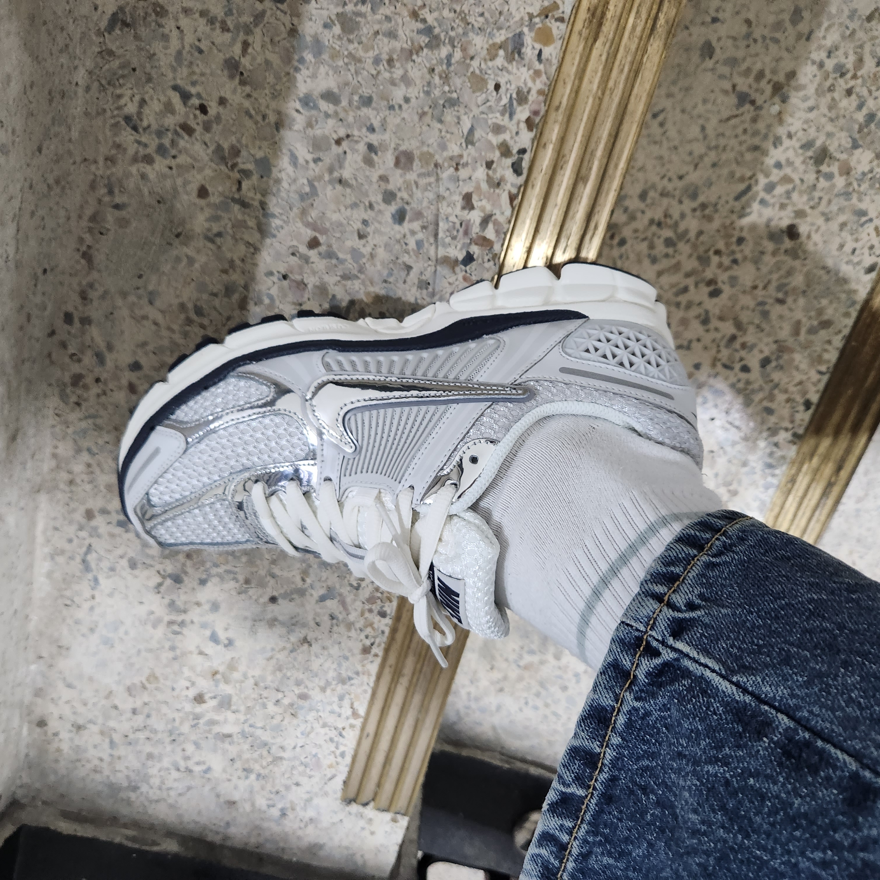 (W) Nike Zoom Vomero 5 Photon Dust and Metallic Silver 착용 스타일