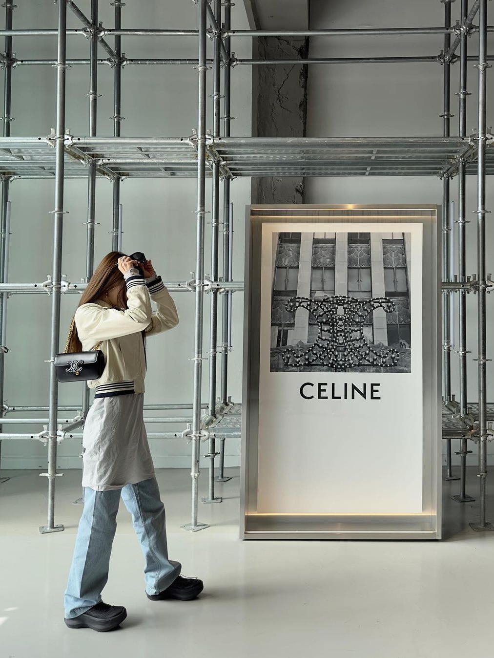 Celine Chain Shoulder Bag Cuir Triomphe in Shiny Calfskin Black, Celine Chain Shoulder Bag Triomphe In Shiny Calfskin Black 착용 스타일 - 1
