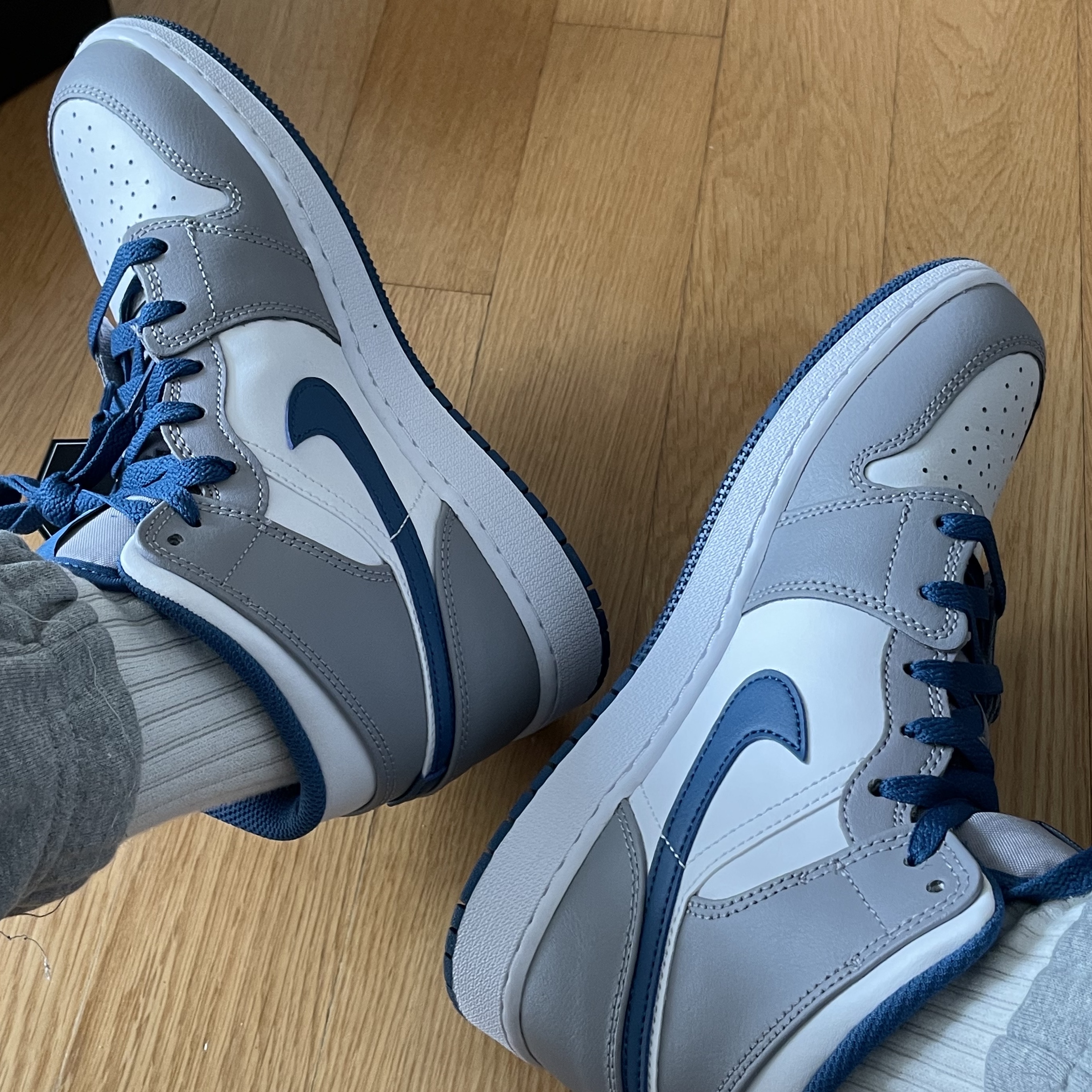 (GS) Jordan 1 Mid Cement Grey True Blue 착용 스타일 - 2
